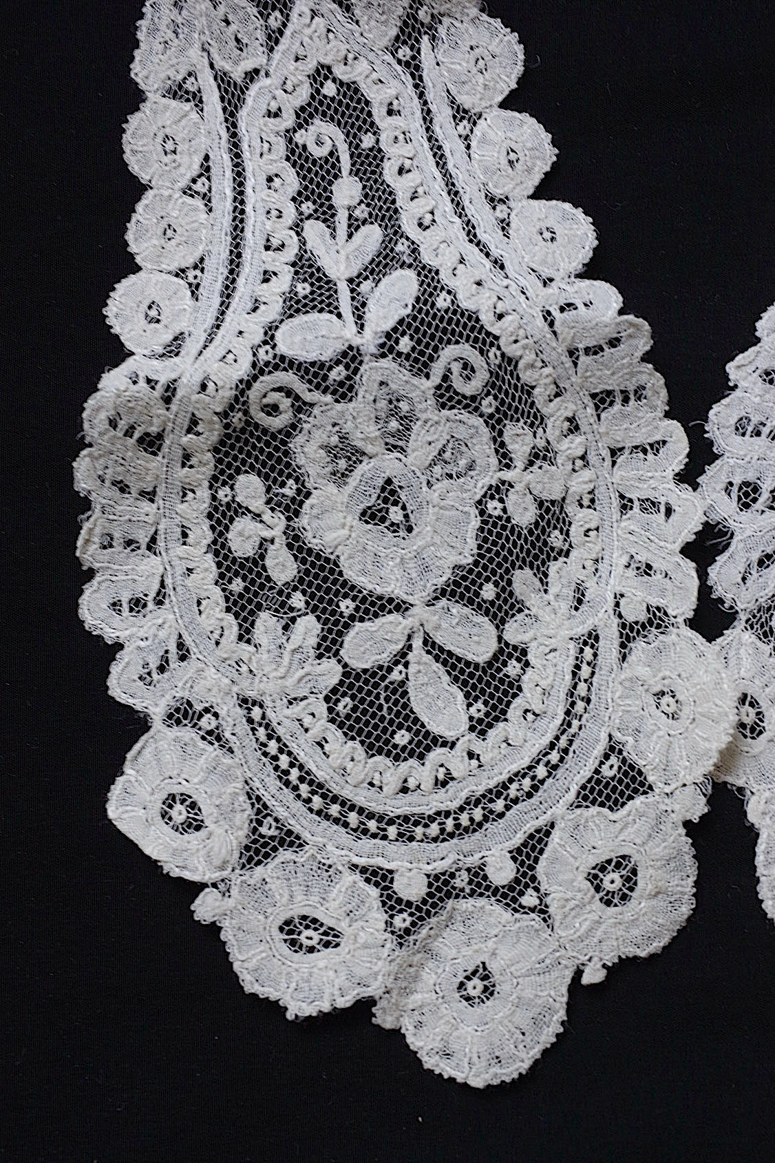 アンティークレース dentelle ancienne アプリカッションアングレテール2本 .FR a l'epoque