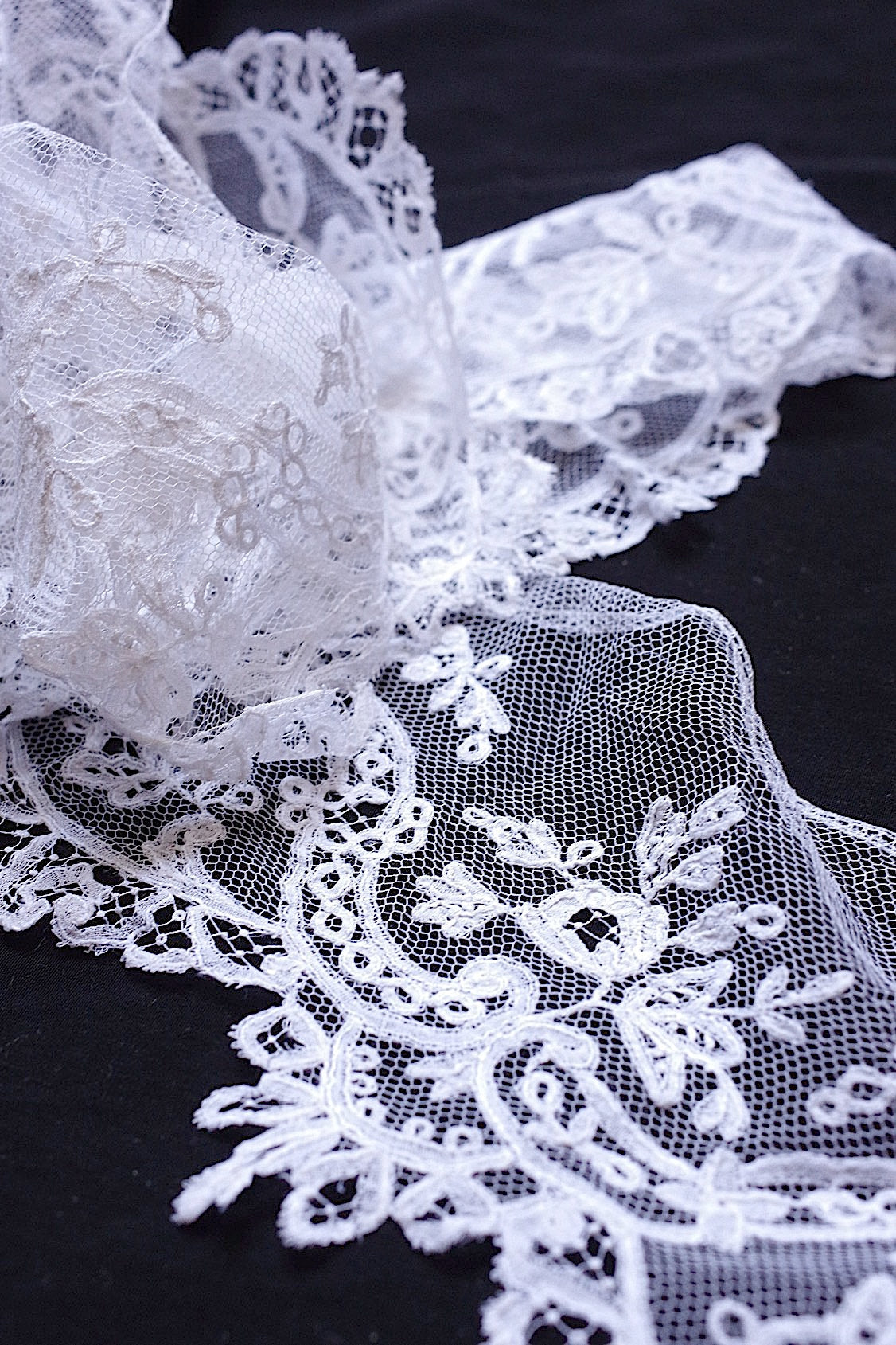 アンティークレース dentelle ancienne アプリカッションアングレテール2本 .FR a l'epoque