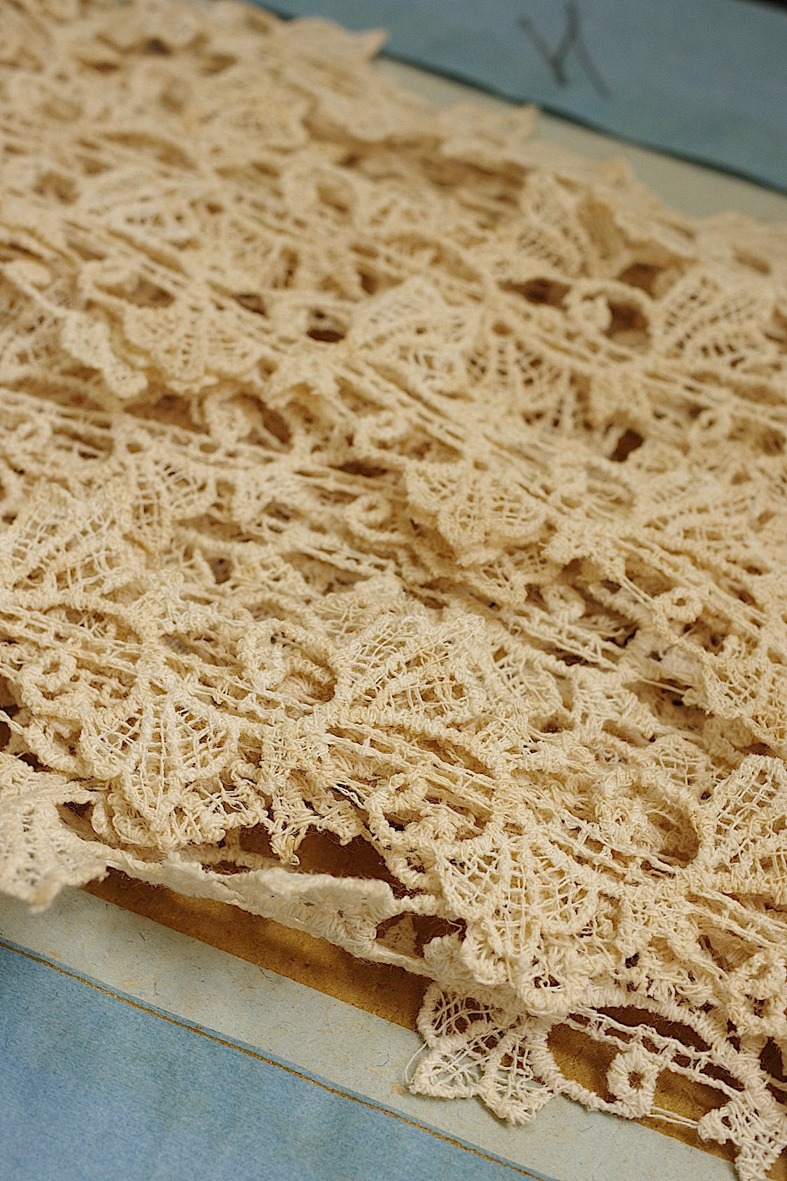 アンティークレース dentelle ancienne 250+306+611cm .FR a l'epoque