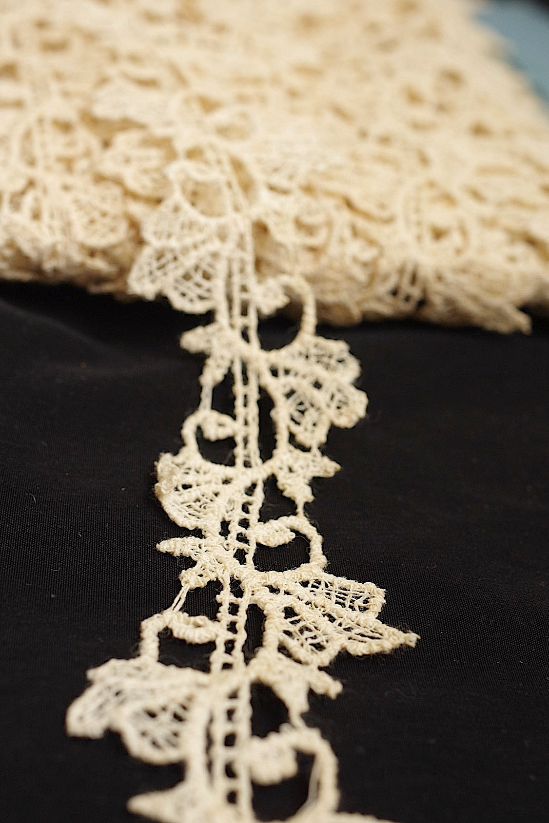 アンティークレース dentelle ancienne 250+306+611cm .FR a l'epoque