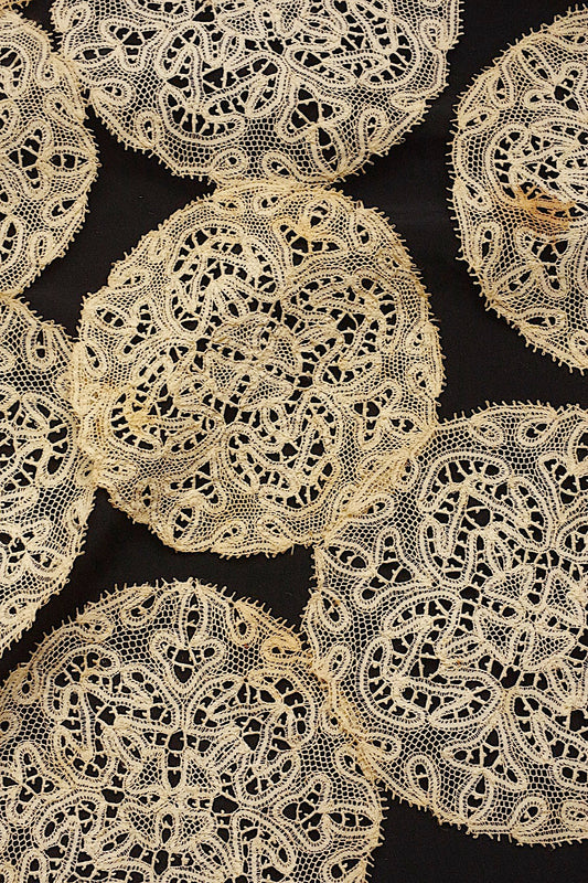 アンティークレース dentelle ancienne nappron .FR a l'epoque