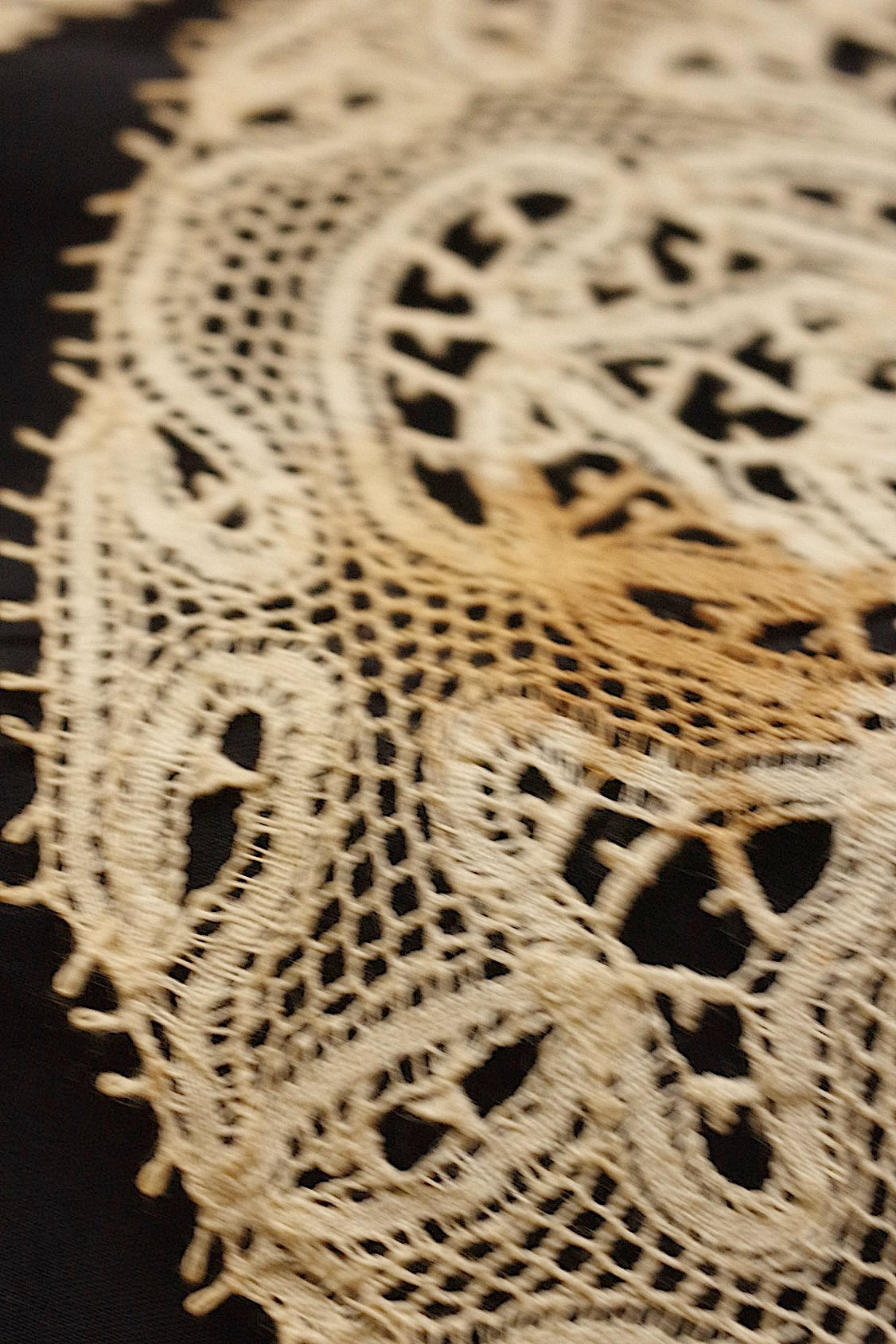 アンティークレース dentelle ancienne nappron .FR a l'epoque