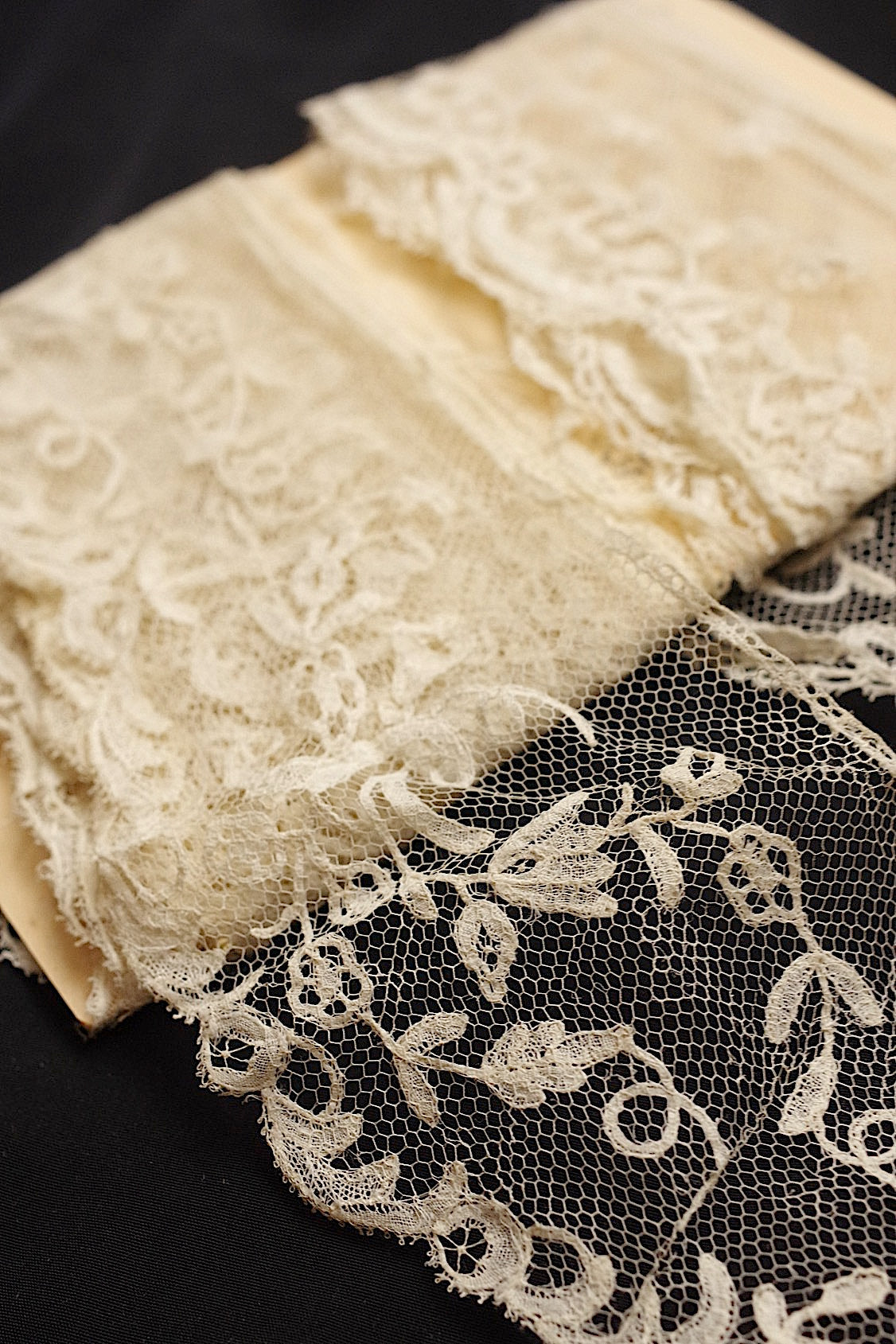 アンティークレース dentelle ancienne アプリカッションアングレテール 2種 .FR a l'epoque