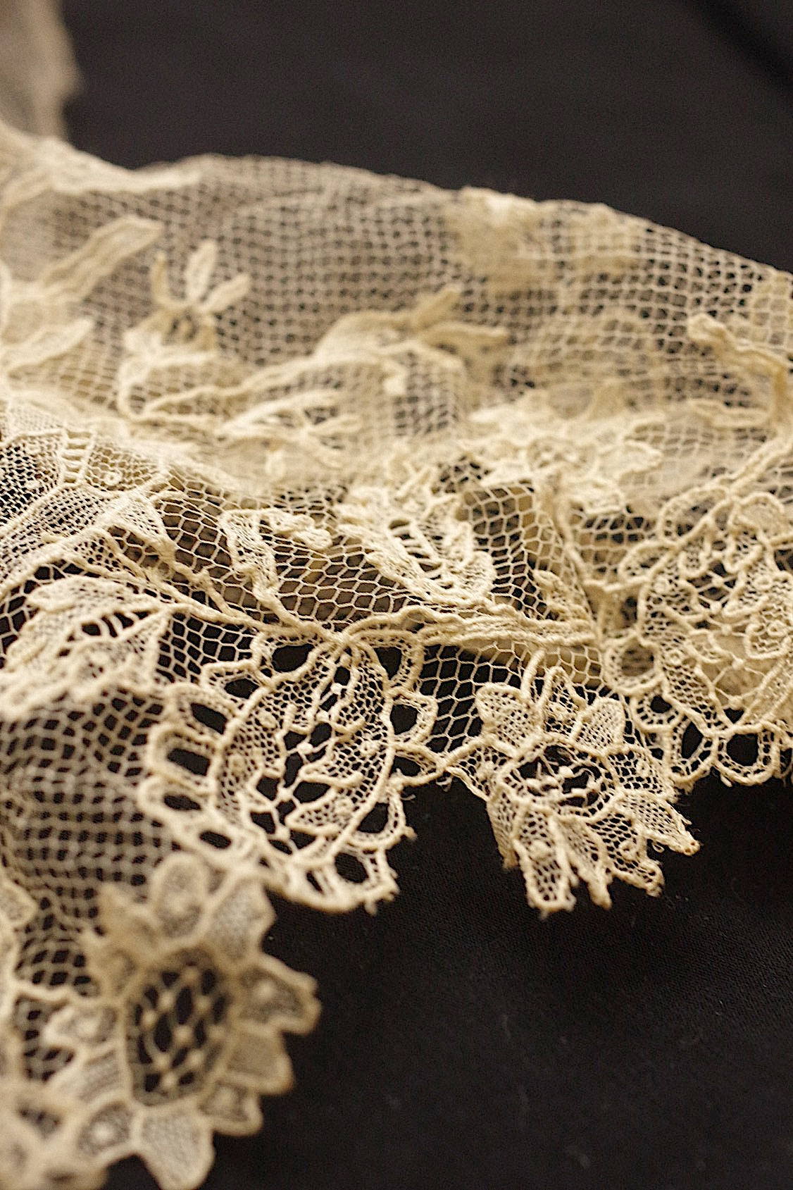 アンティークレース dentelle ancienne アプリカッションブリュクセル ベール .FR a l'epoque