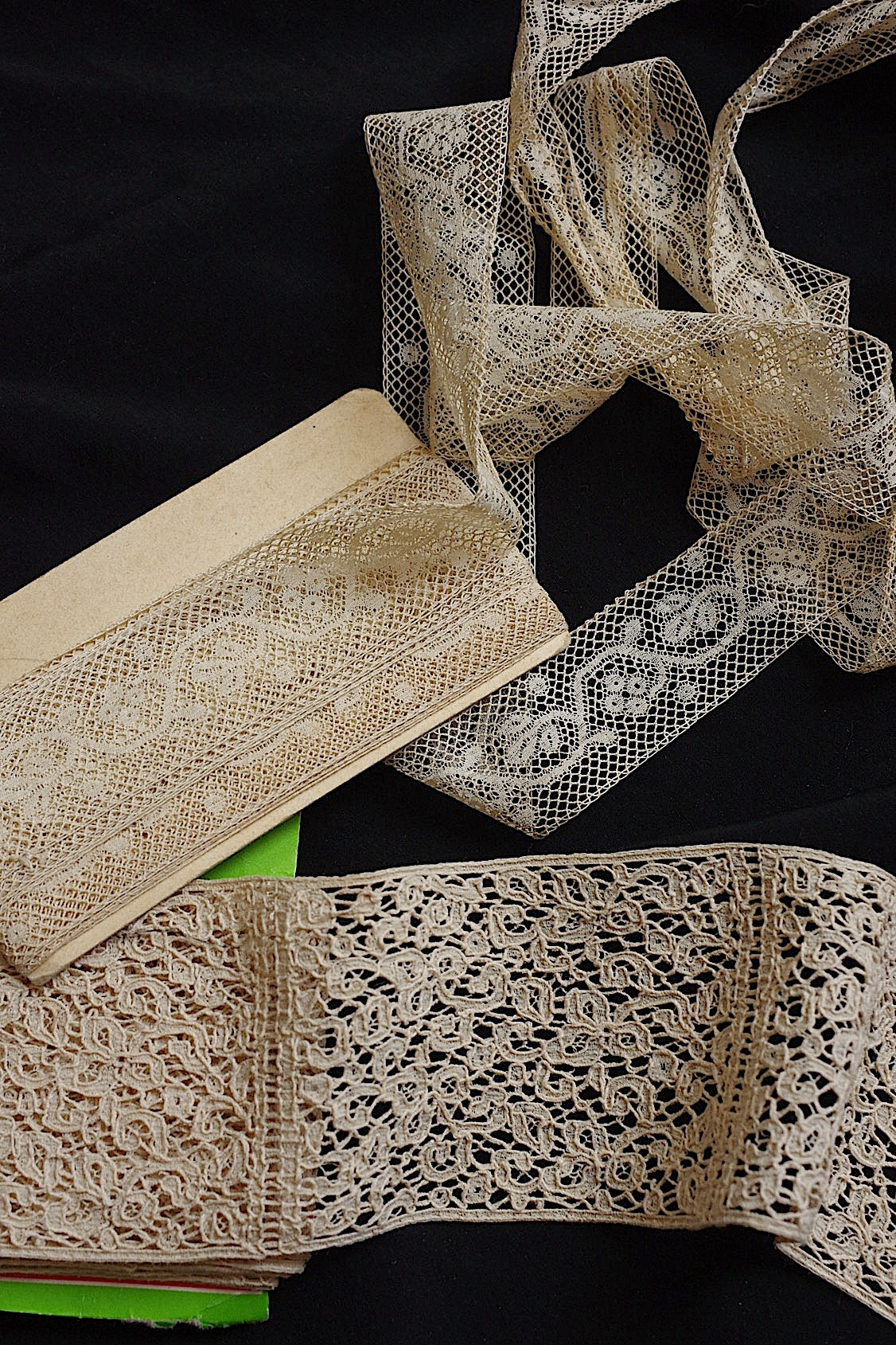 アンティークレース dentelle ancienne 2種 .FR a l'epoque