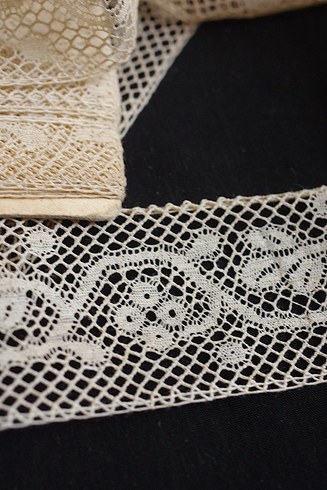 アンティークレース dentelle ancienne 2種 .FR a l'epoque