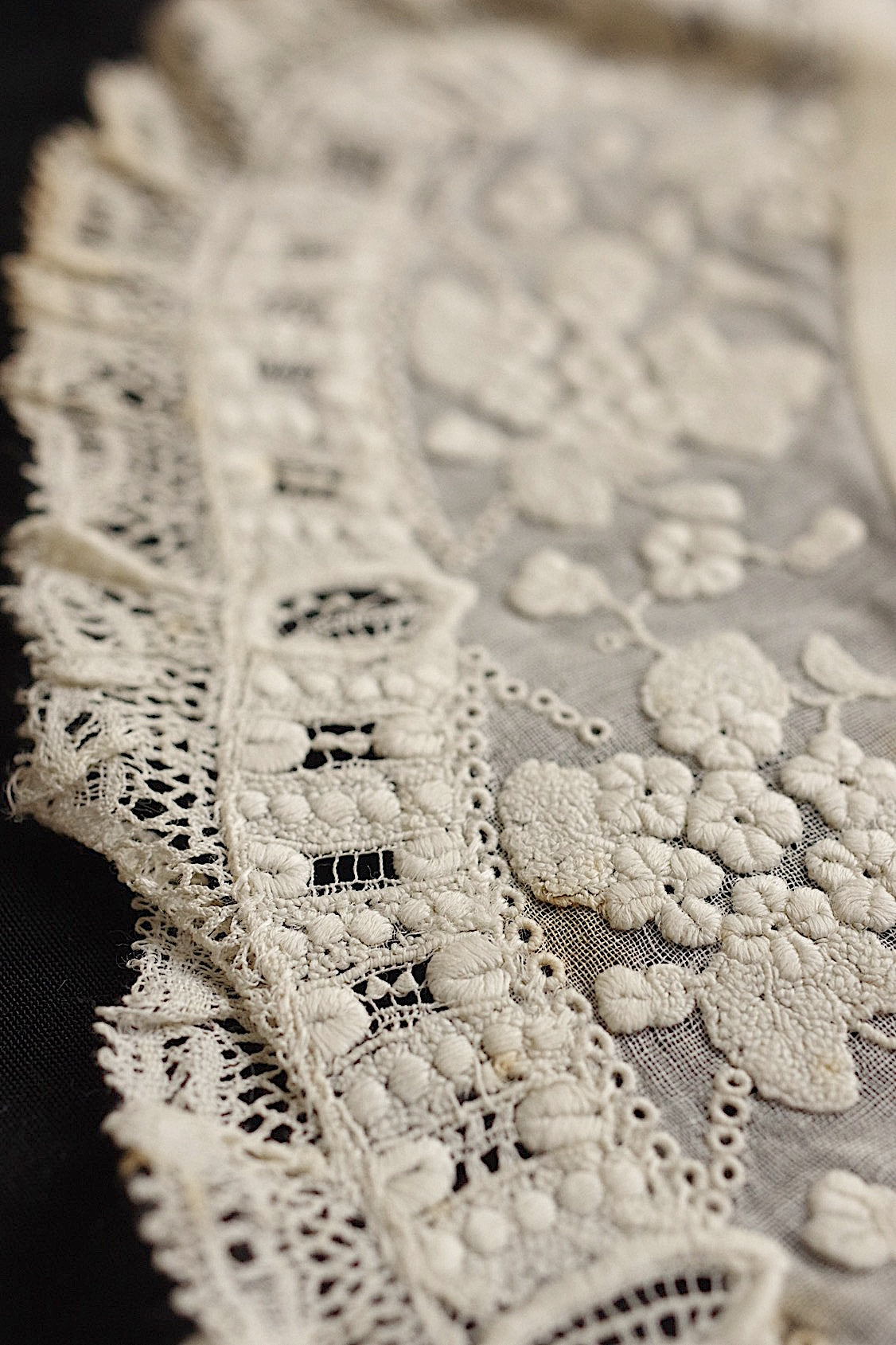 アンティークレース dentelle ancienne 刺繍小さな襟 2つ .FR a l'epoque