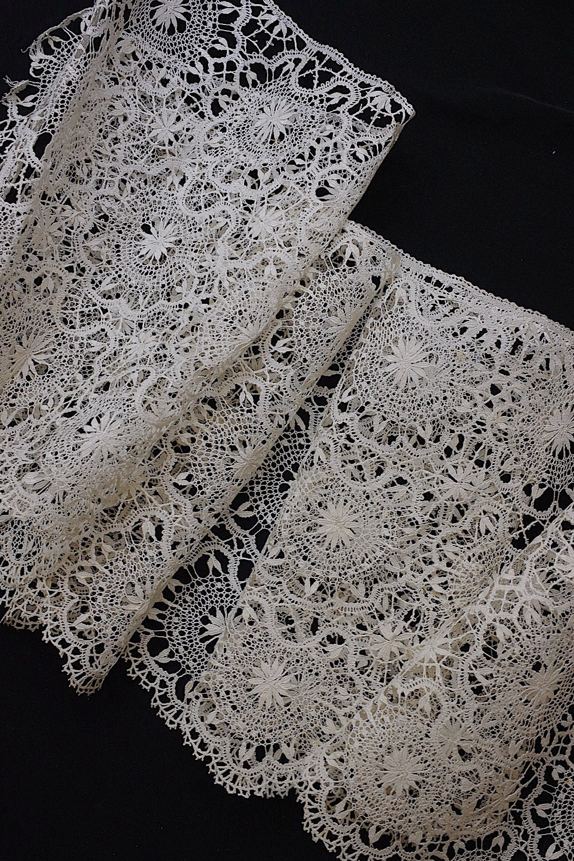 アンティークレース dentelle ancienne 140cm .FR a l'epoque