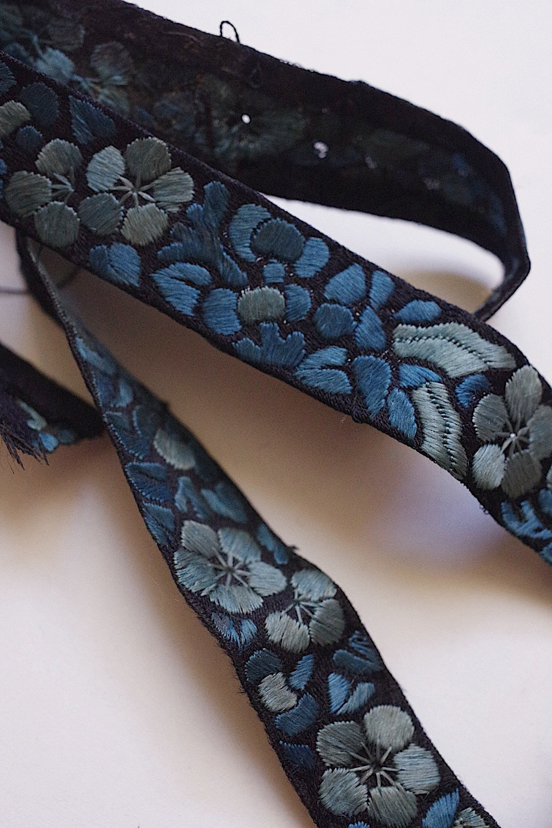 アンティーク刺繍 ruban antique 刺繍リボン  .FR a l'epoque