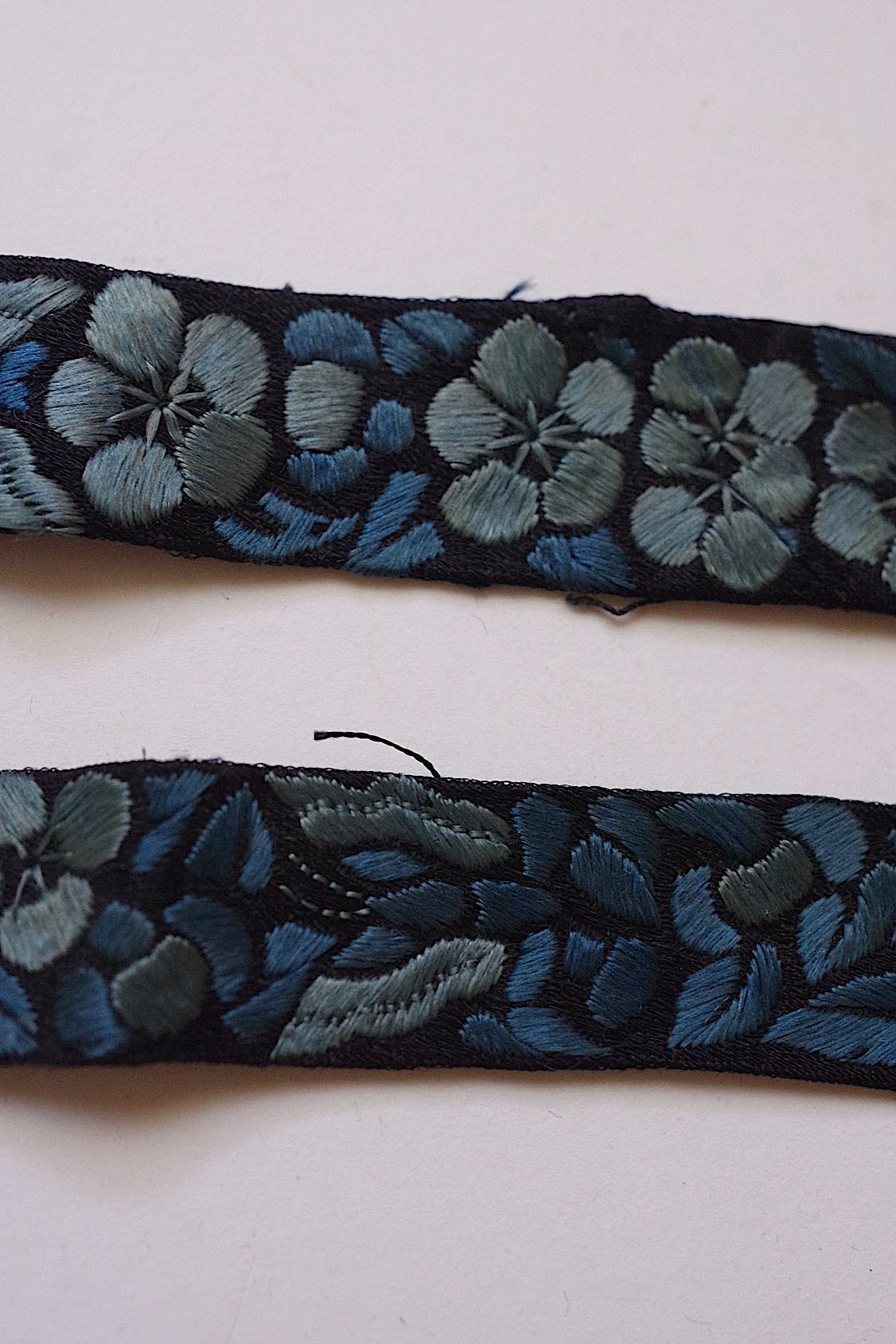 アンティーク刺繍 ruban antique 刺繍リボン  .FR a l'epoque