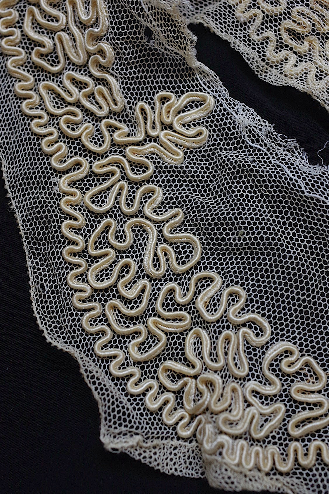 アンティークレース/dentelle ancien/antique lace/プラストロン+襟型 .FR a l'epoque