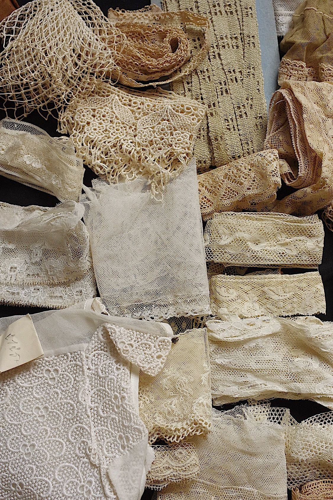 アンティークレース箱入り/dentelle ancienne/antique lace .FR a l'epoque