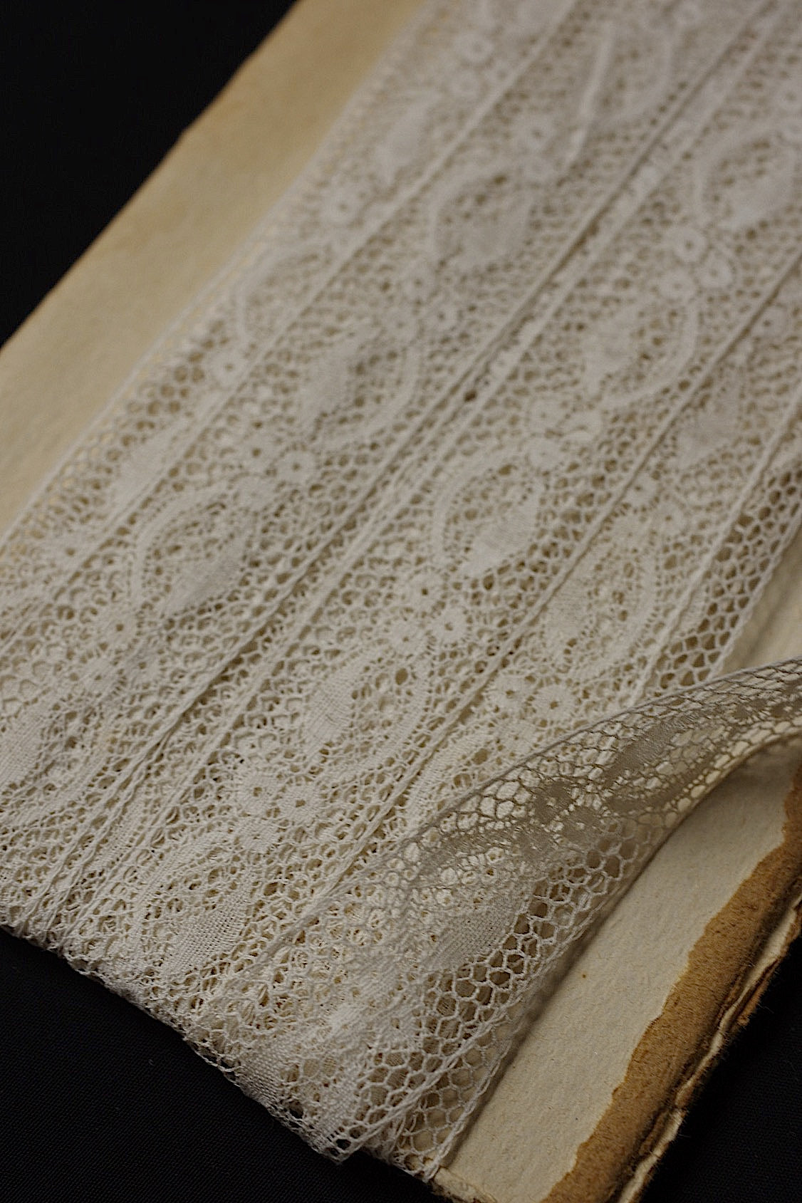アンティークレース 1085cm/dentelle ancienne/antique lace 宿木柄 .FR a l'epoque
