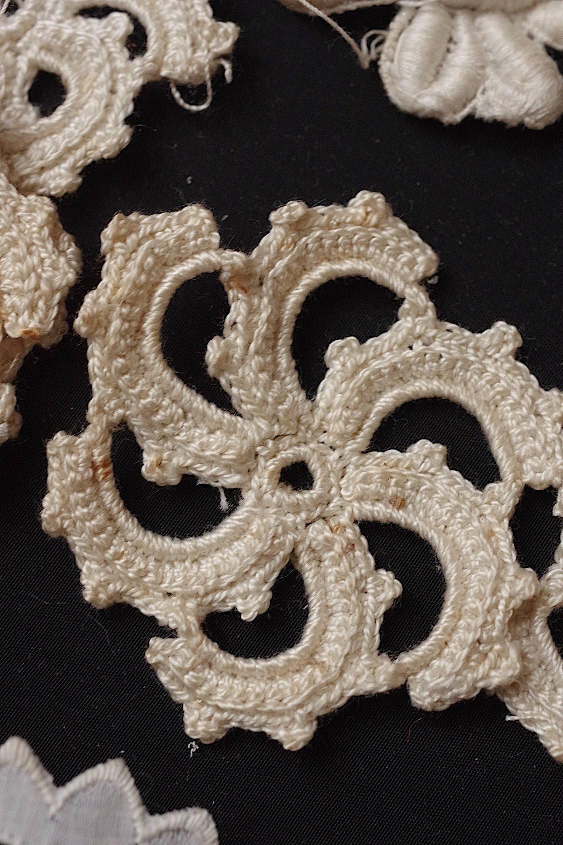 アンティークレースモチーフlots2/dentelle ancienne/antique lace .FR a l'epoque