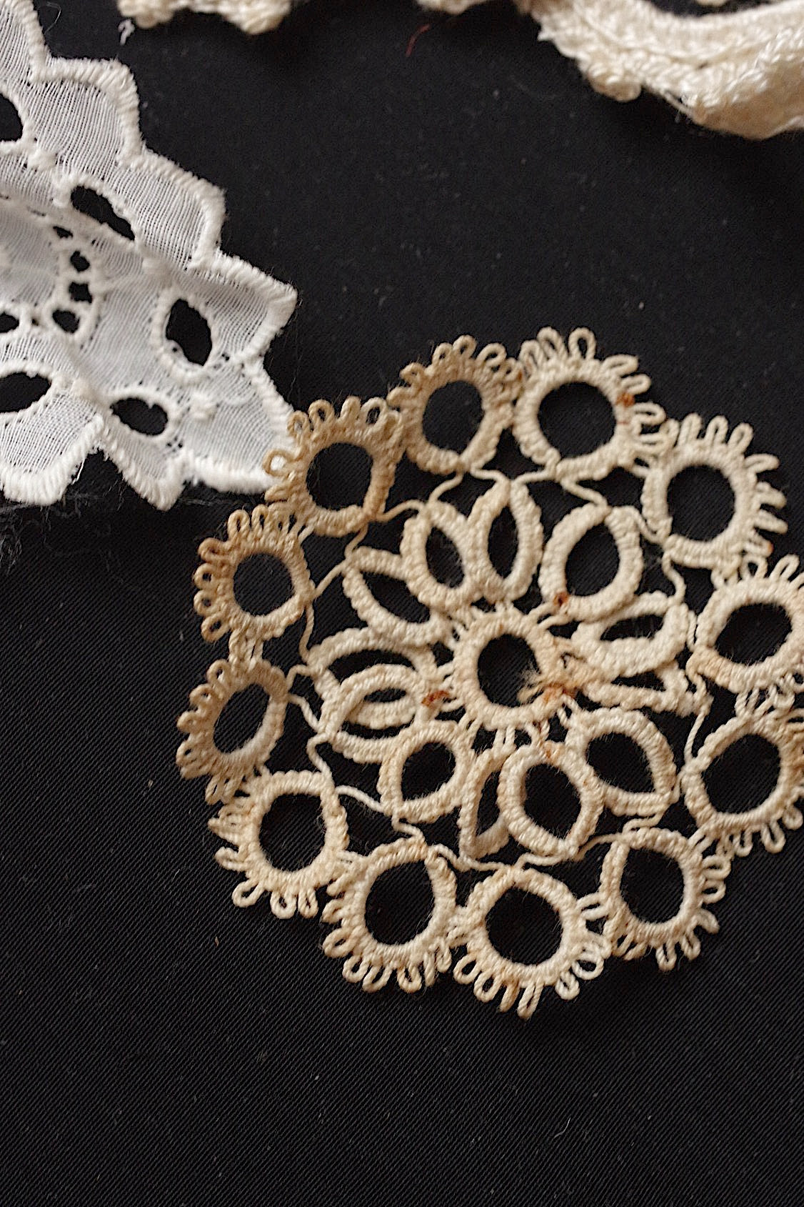 アンティークレースモチーフlots2/dentelle ancienne/antique lace .FR a l'epoque