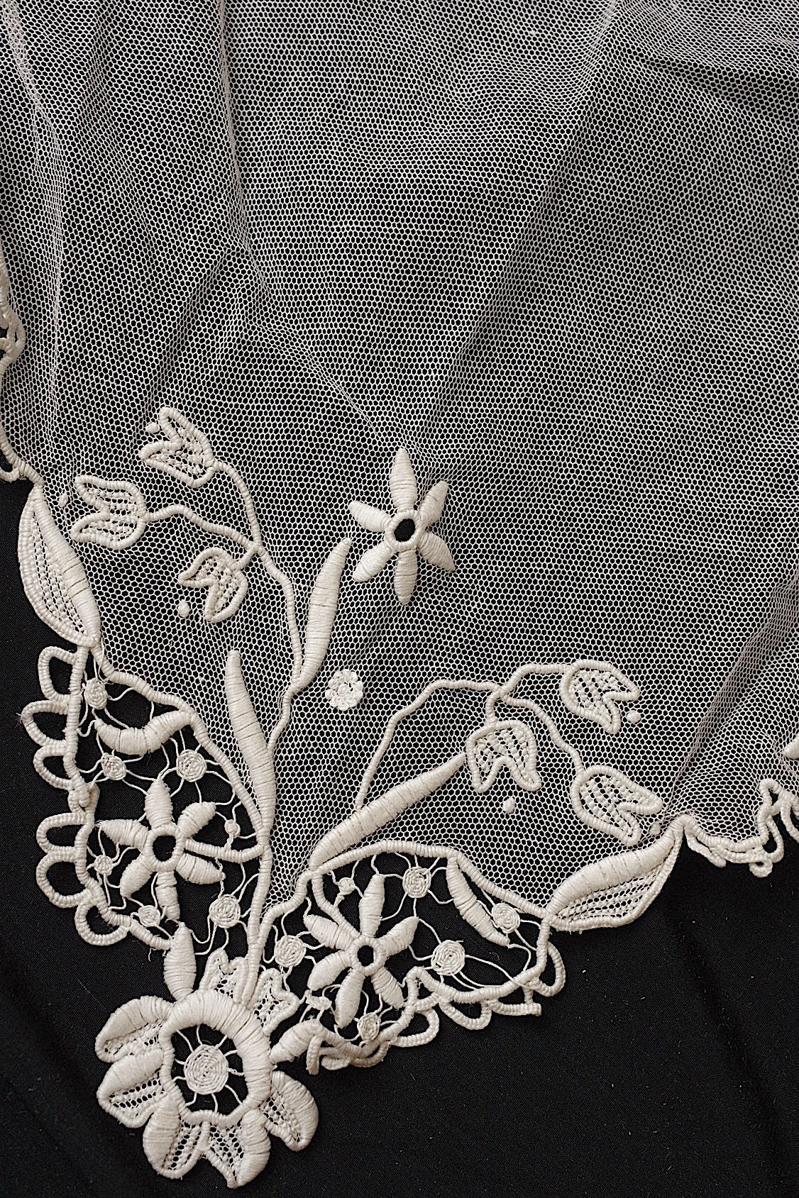 アンティークレースタブリエ/dentelle ancienne/antique lace .FR a l'epoque