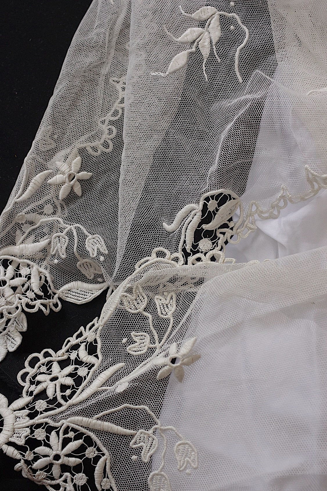 アンティークレースタブリエ/dentelle ancienne/antique lace .FR a l'epoque