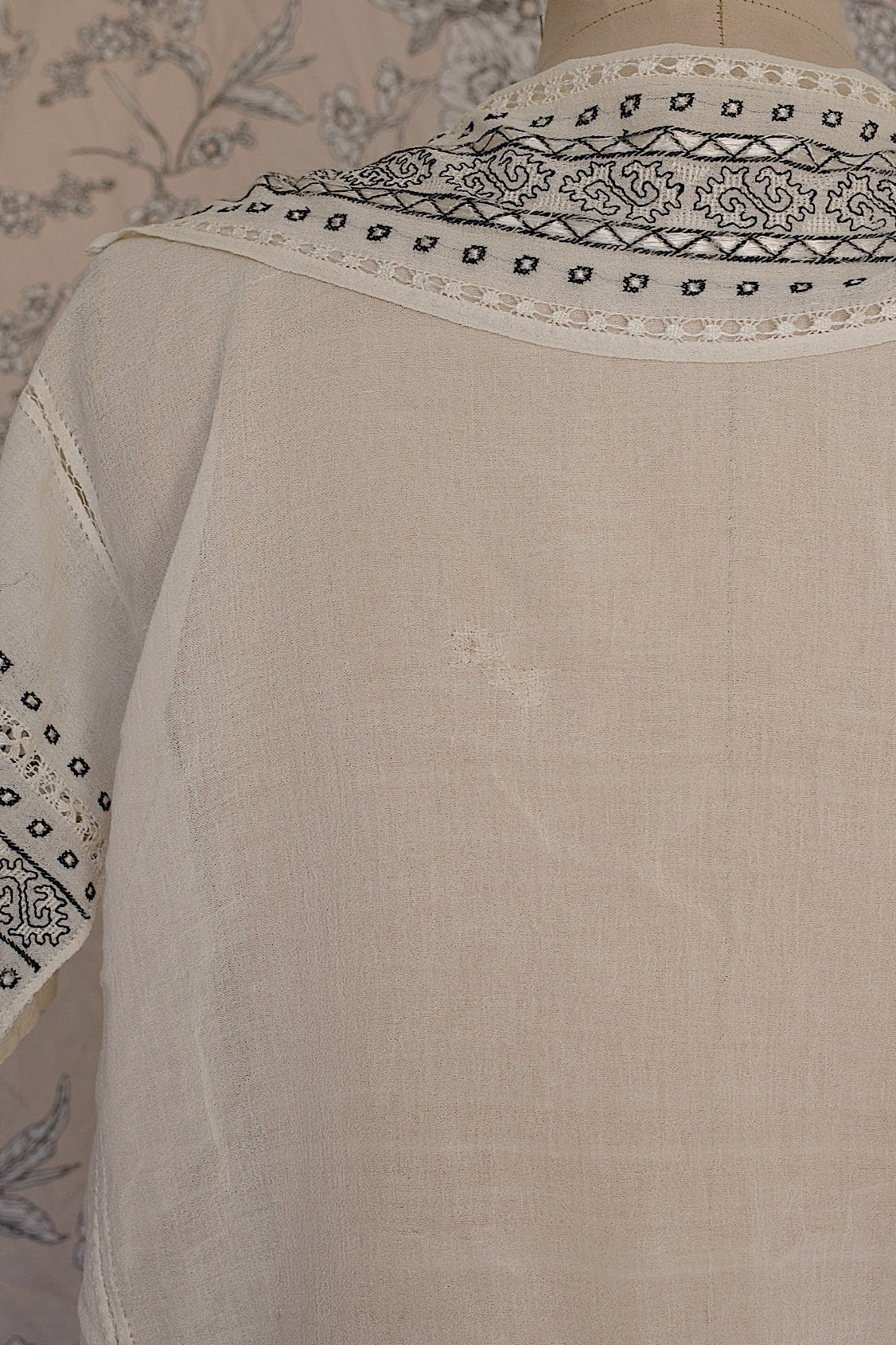 アンティークブラウス/vêtement ancien/blouse antique .FR a l'epoque