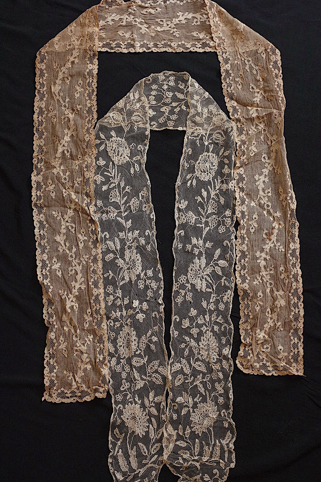 アンティークレースラペット2つ/dentelle ancienne/antique lace .FR a l'epoque