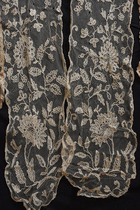 アンティークレースラペット2つ/dentelle ancienne/antique lace .FR a l'epoque