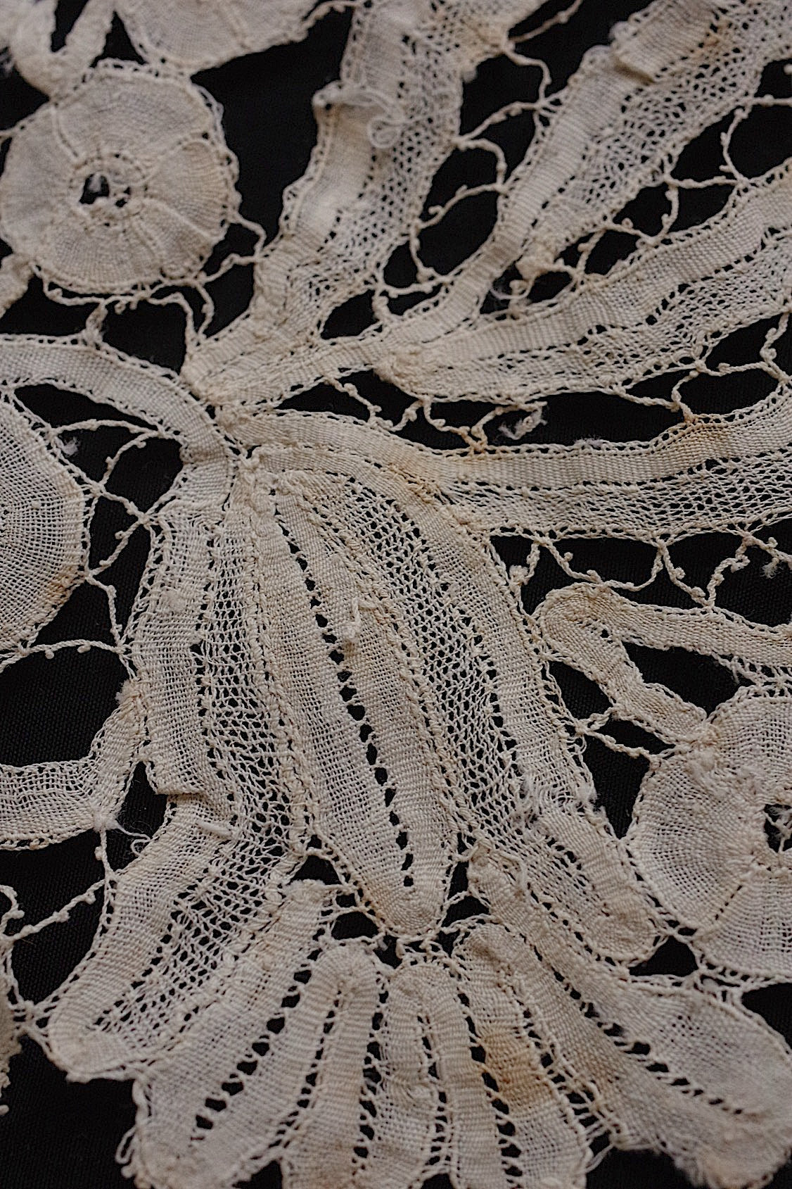 アンティークレースホニトン ミラネーズ/dentelle ancienne/antique lace .FR a l'epoque