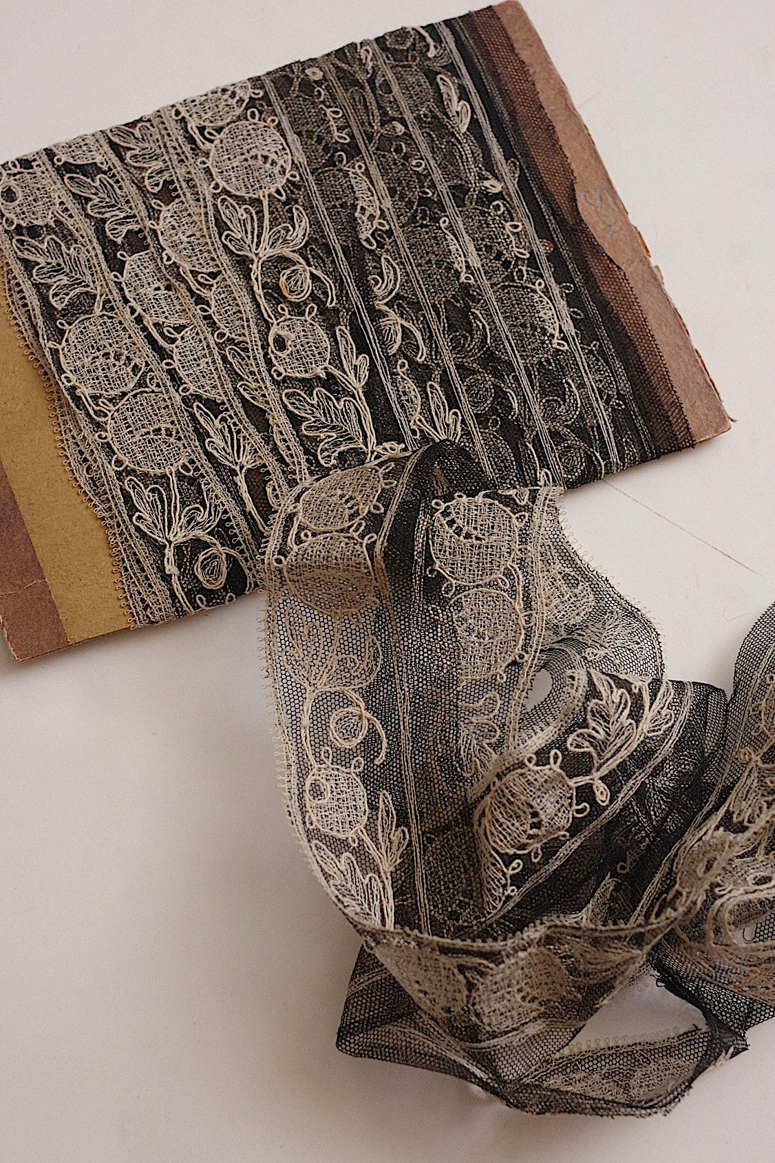 アンティークレース 黒チュール/dentelle ancienne/antique lace .FR a l'epoque