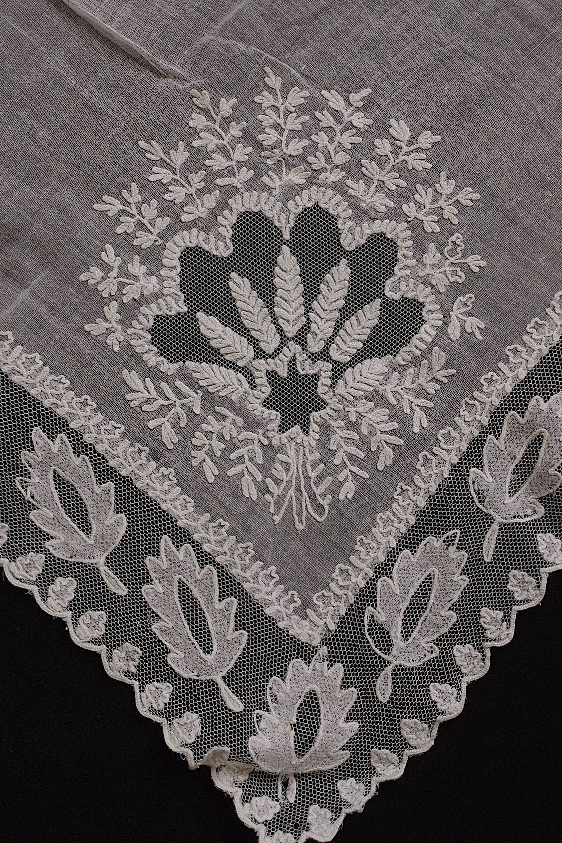 アンティーク刺繍 fichu/dentelle ancienne/antique lace .FR a l'epoque