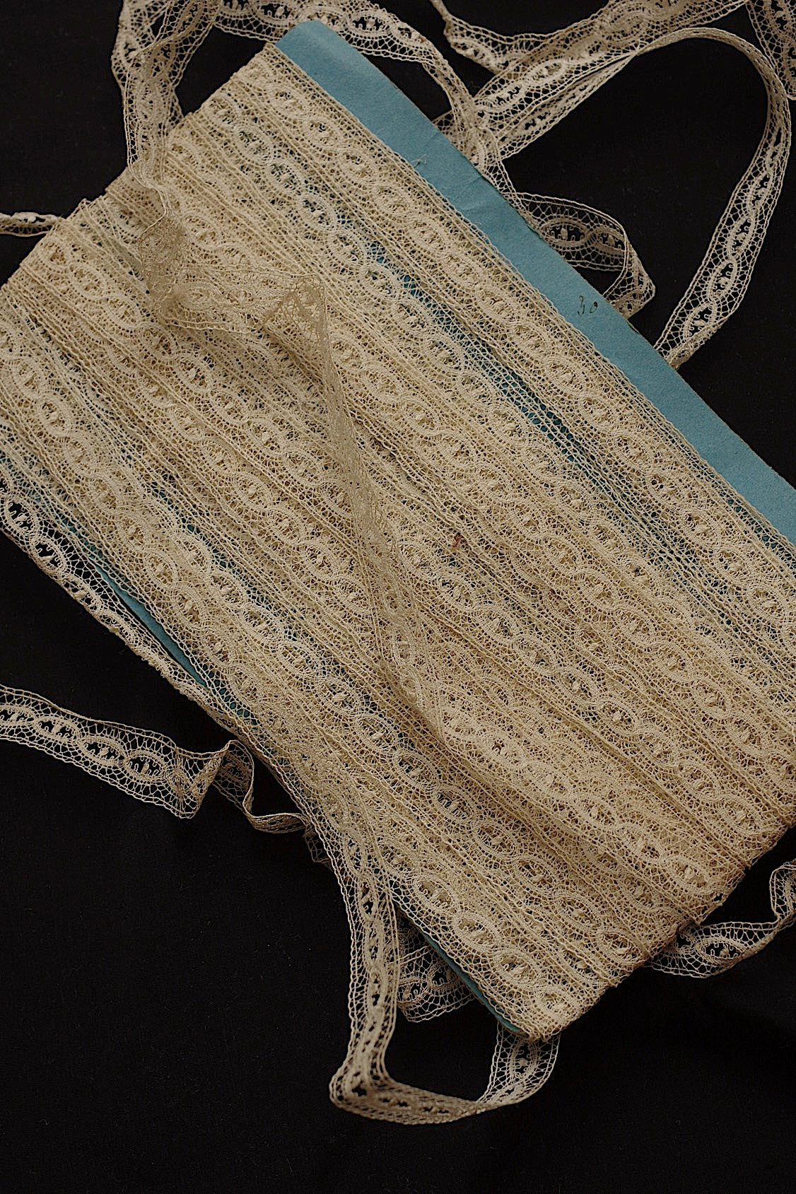 アンティークレース1890cm/dentelle ancienne/antique lace .FR a l'epoque