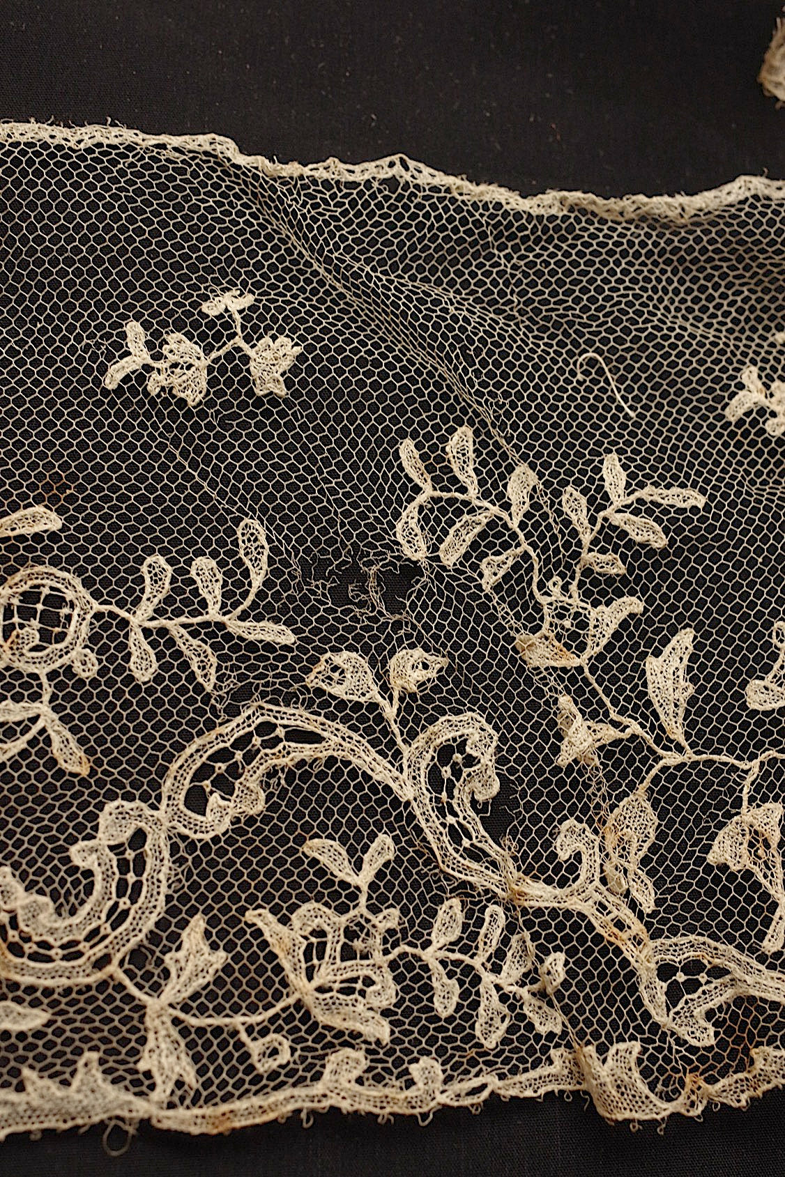 アンティークレースアプリカッションブリュクセル/dentelle ancienne/antique lace .FR a l'epoque