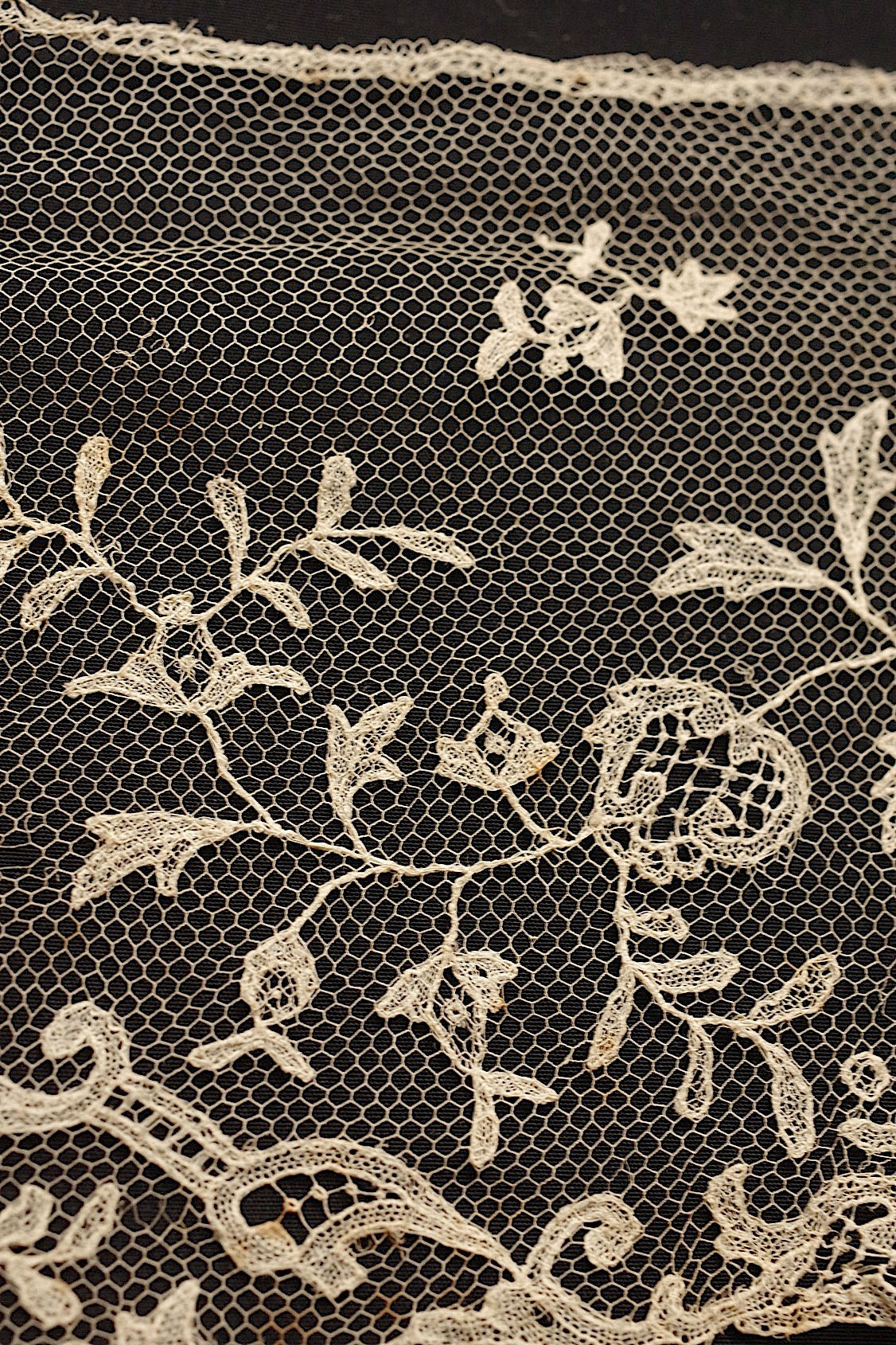 アンティークレースアプリカッションブリュクセル/dentelle ancienne/antique lace .FR a l'epoque