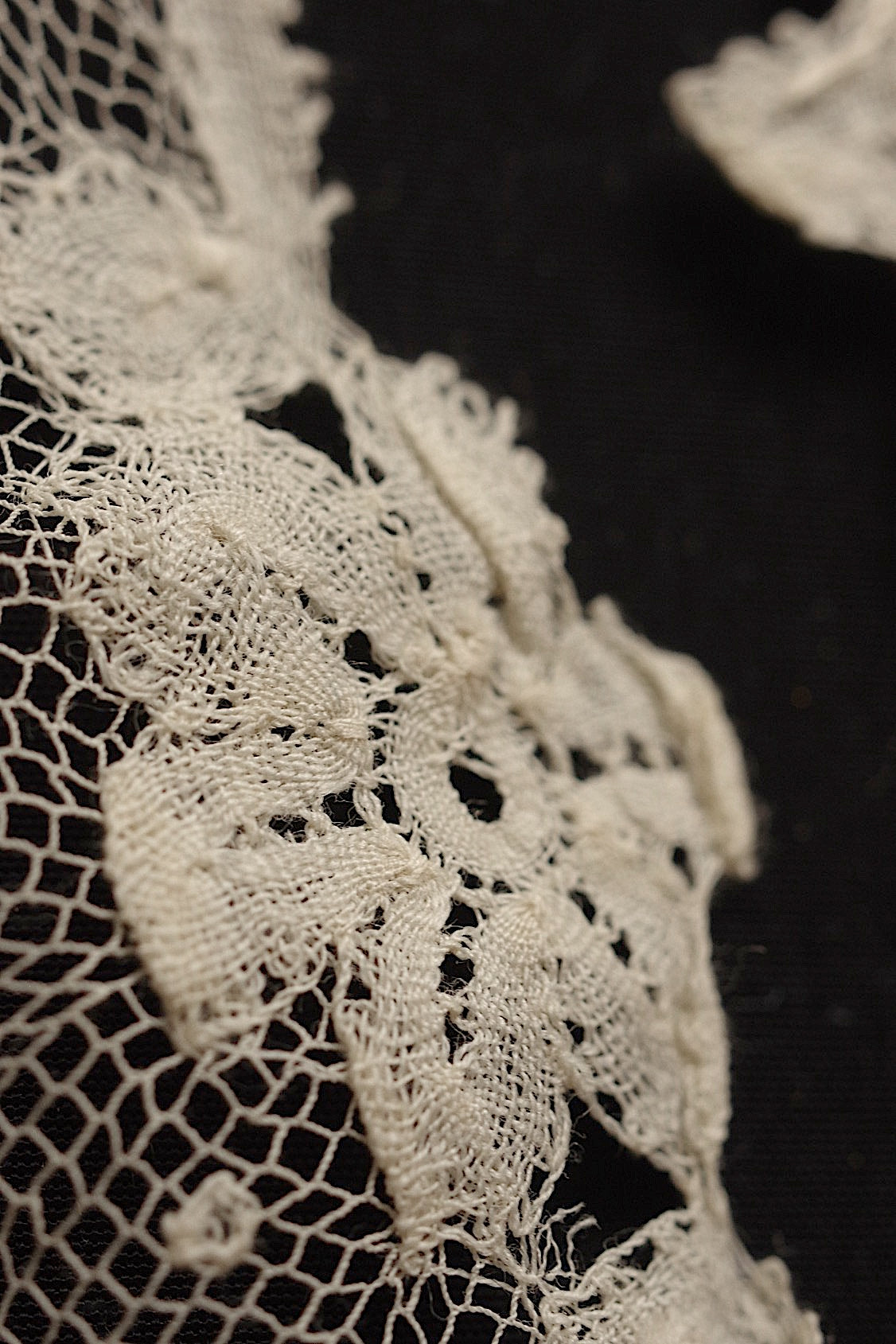 アンティークレースアプリカッションアングレテール/dentelle ancienne/antique lace .FR a l'epoque