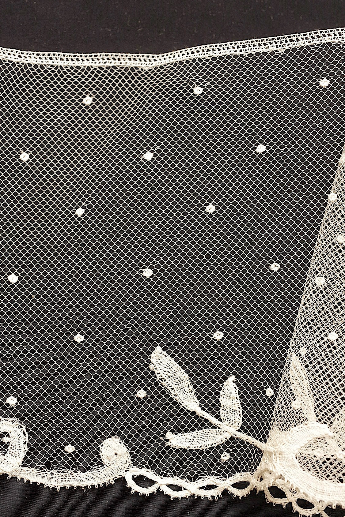 アンティークレースアプリカッションアングレテール/dentelle ancienne/antique lace .FR a l'epoque