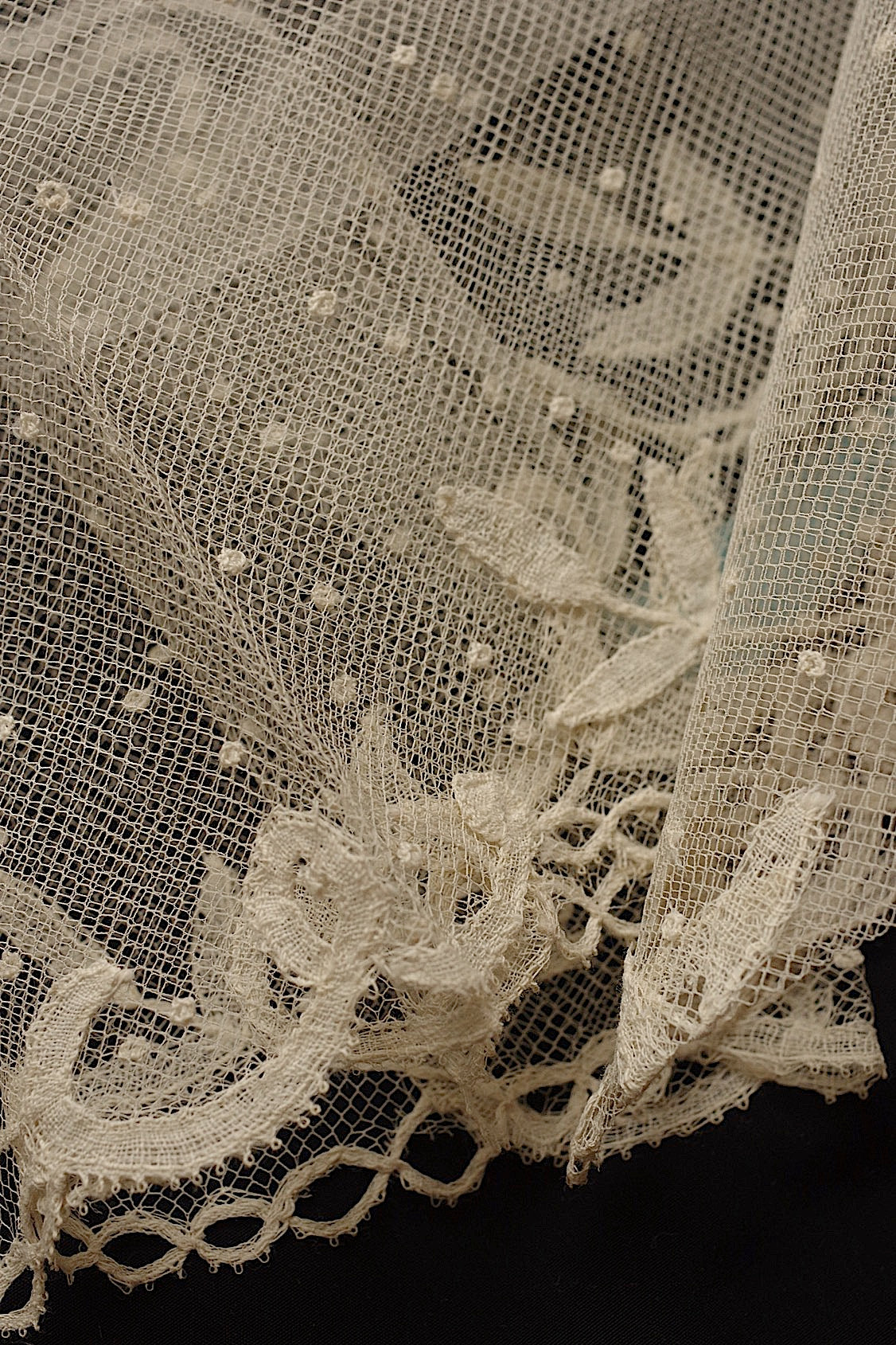 アンティークレースアプリカッションアングレテール/dentelle ancienne/antique lace .FR a l'epoque