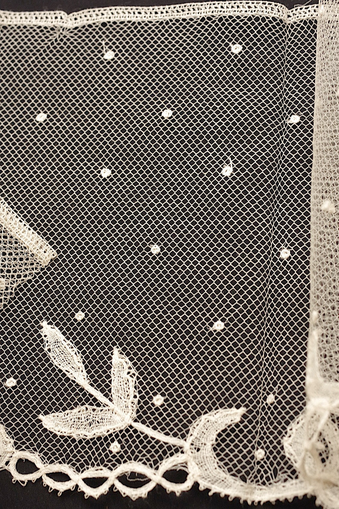 アンティークレースアプリカッションアングレテール/dentelle ancienne/antique lace .FR a l'epoque