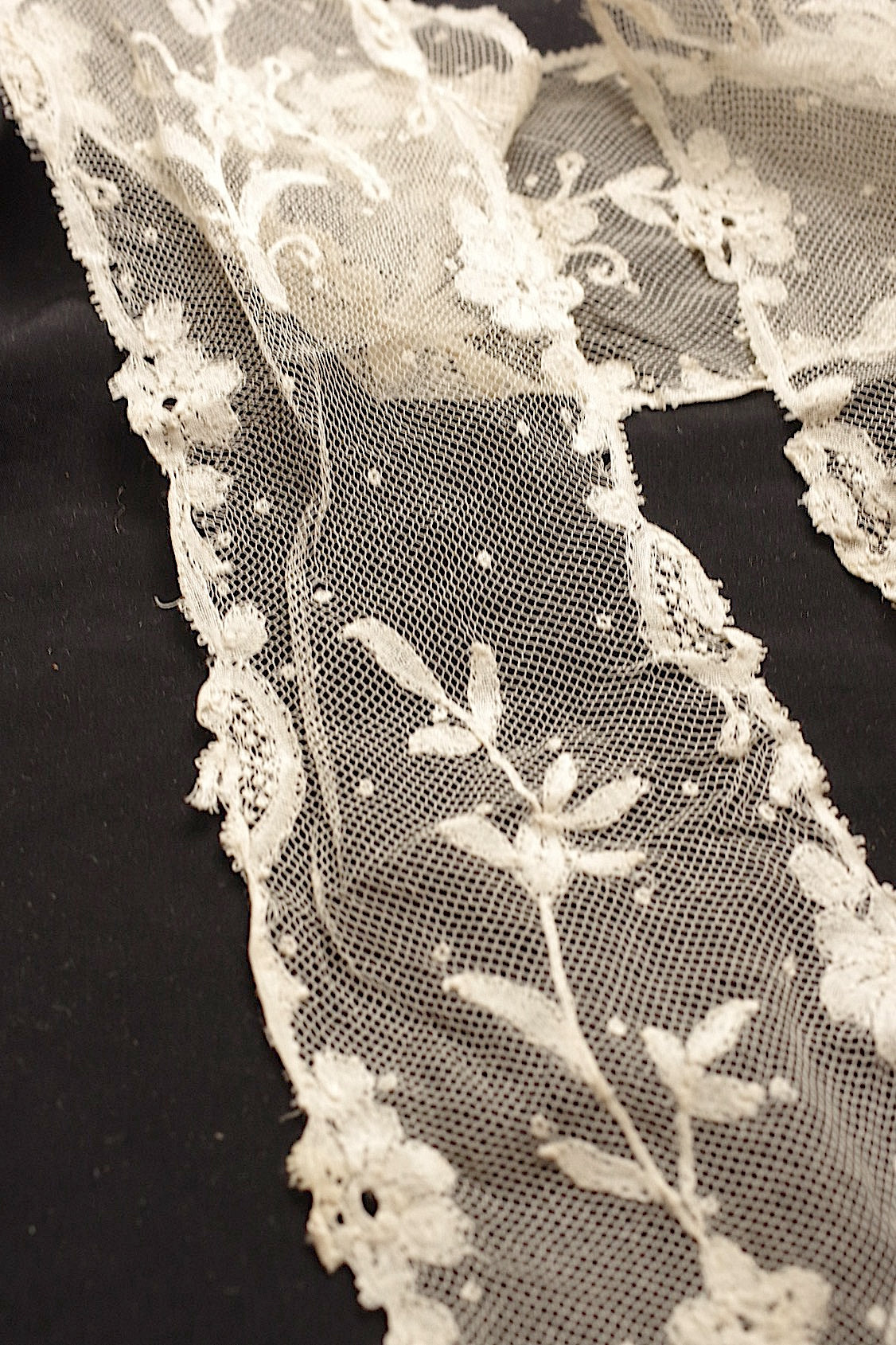アンティークレースアプリカッションアングレテール/dentelle ancienne/antique lace .FR a l'epoque