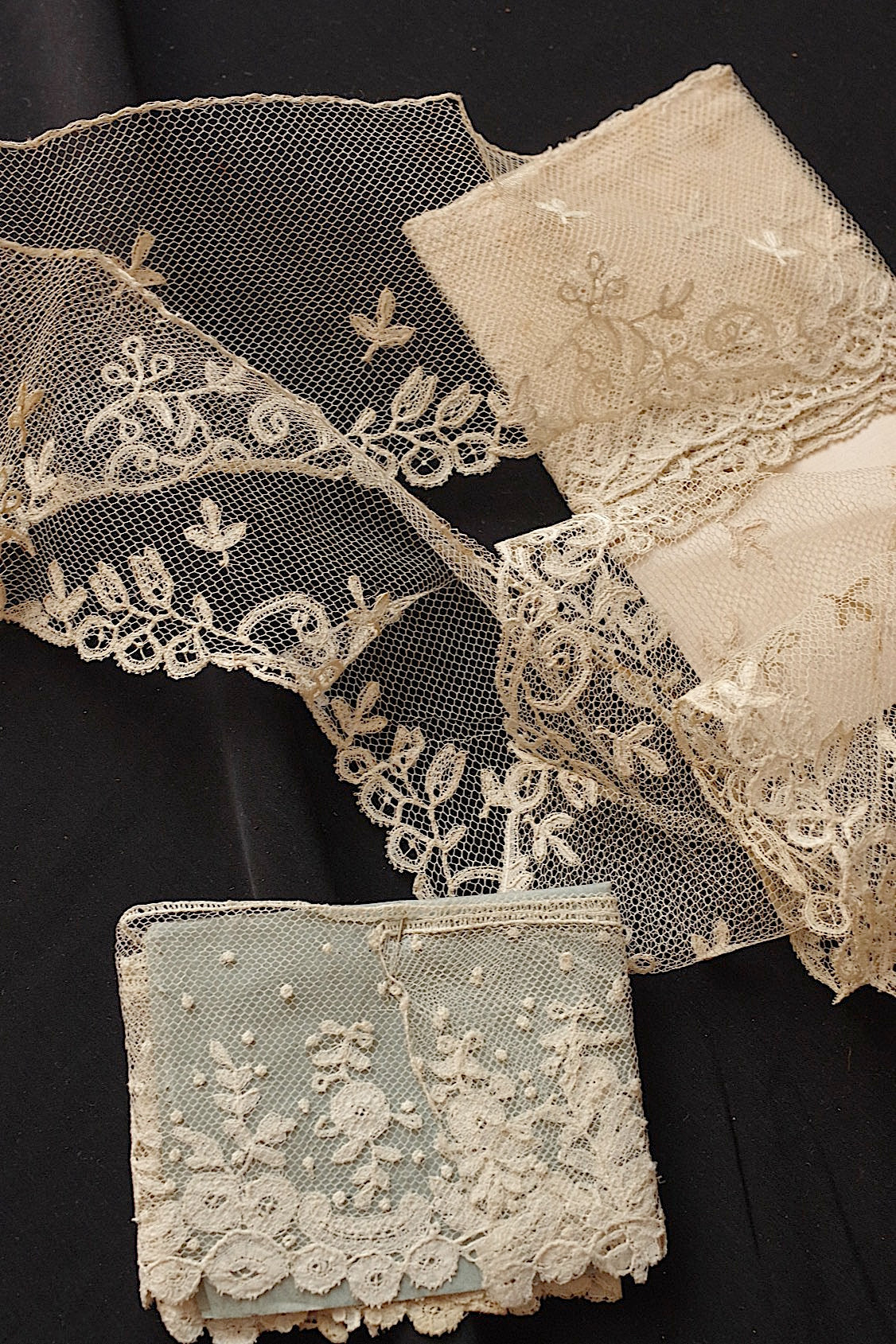 アンティークレースアプリカッションアングレテール/dentelle ancienne/antique lace .FR a l'epoque