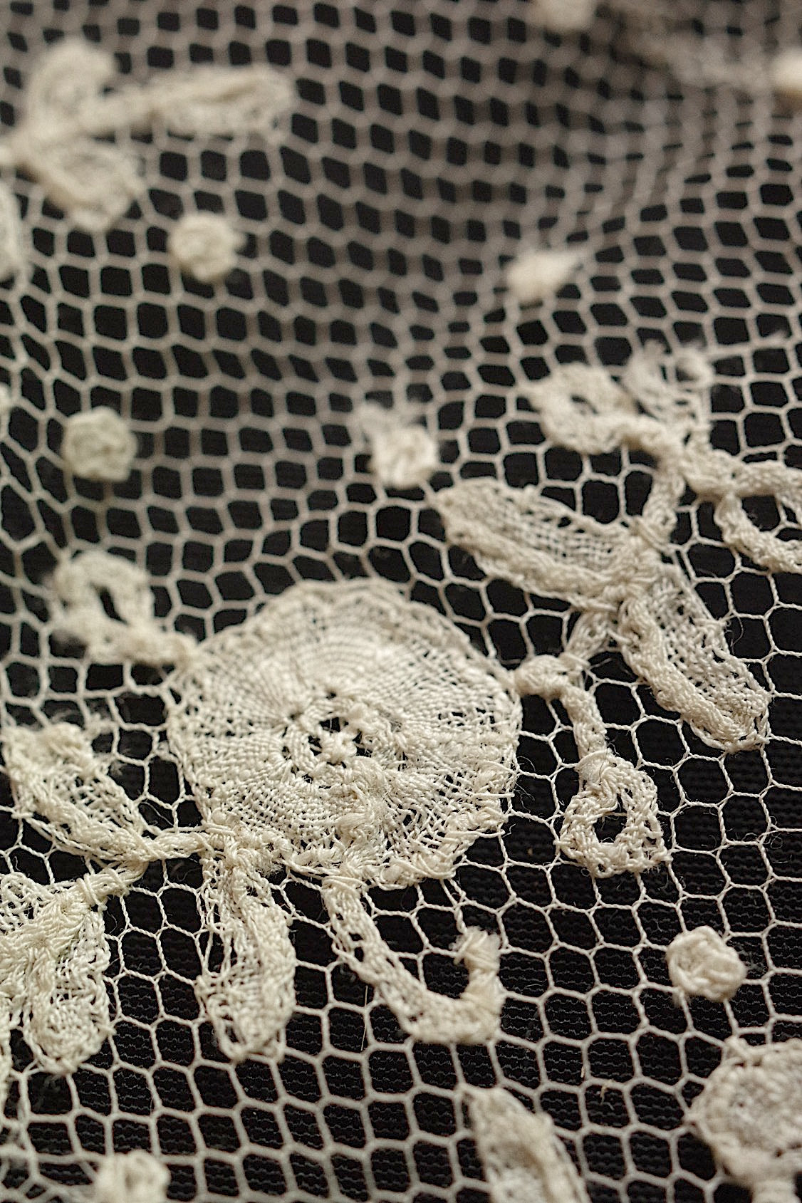 アンティークレースアプリカッションアングレテール/dentelle ancienne/antique lace .FR a l'epoque