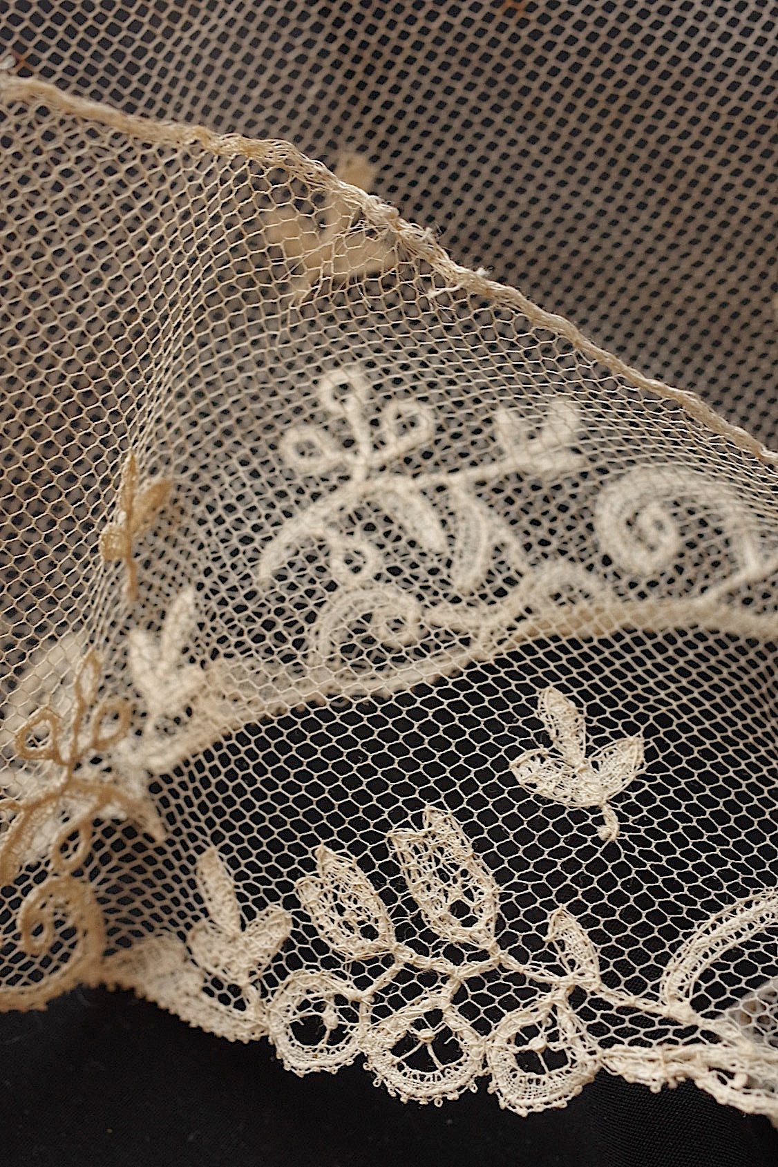 アンティークレースアプリカッションアングレテール/dentelle ancienne/antique lace .FR a l'epoque