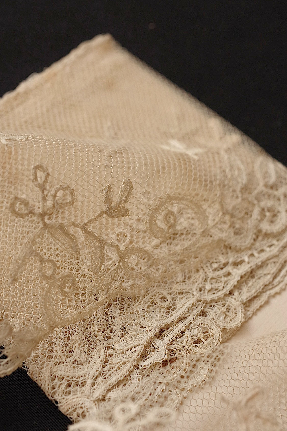 アンティークレースアプリカッションアングレテール/dentelle ancienne/antique lace .FR a l'epoque