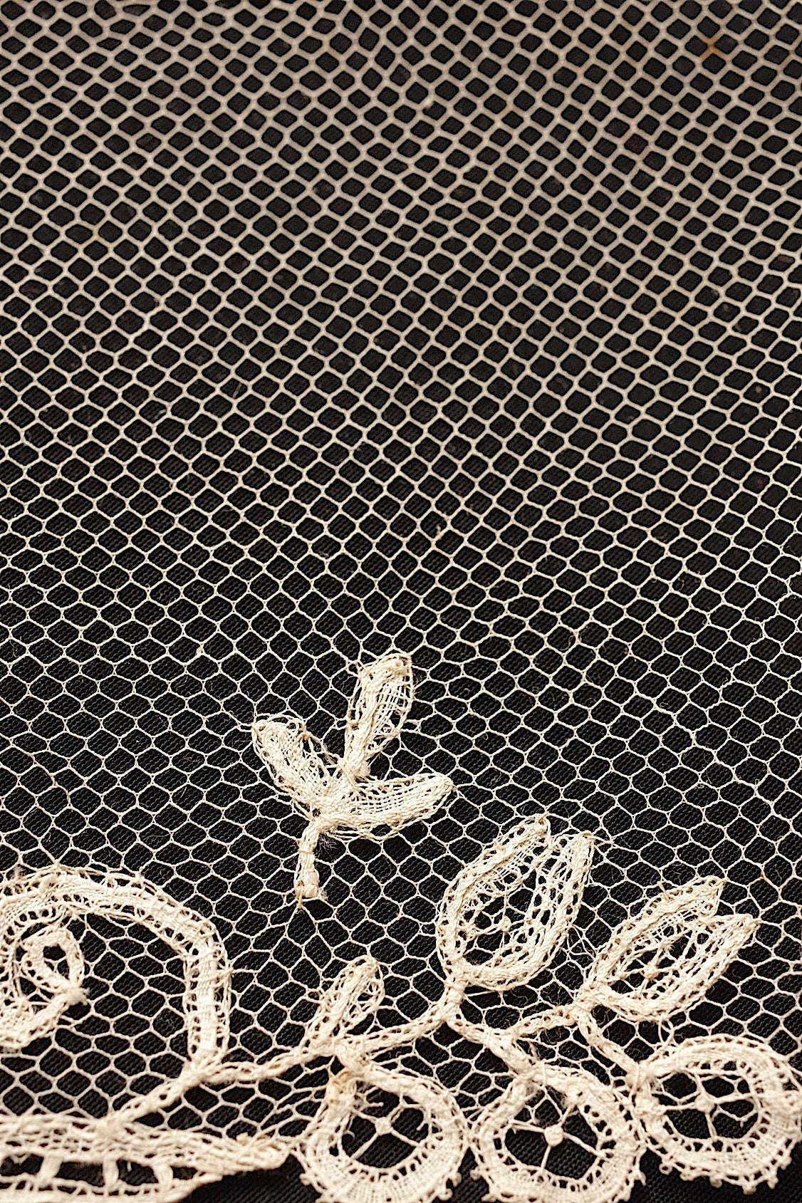 アンティークレースアプリカッションアングレテール/dentelle ancienne/antique lace .FR a l'epoque