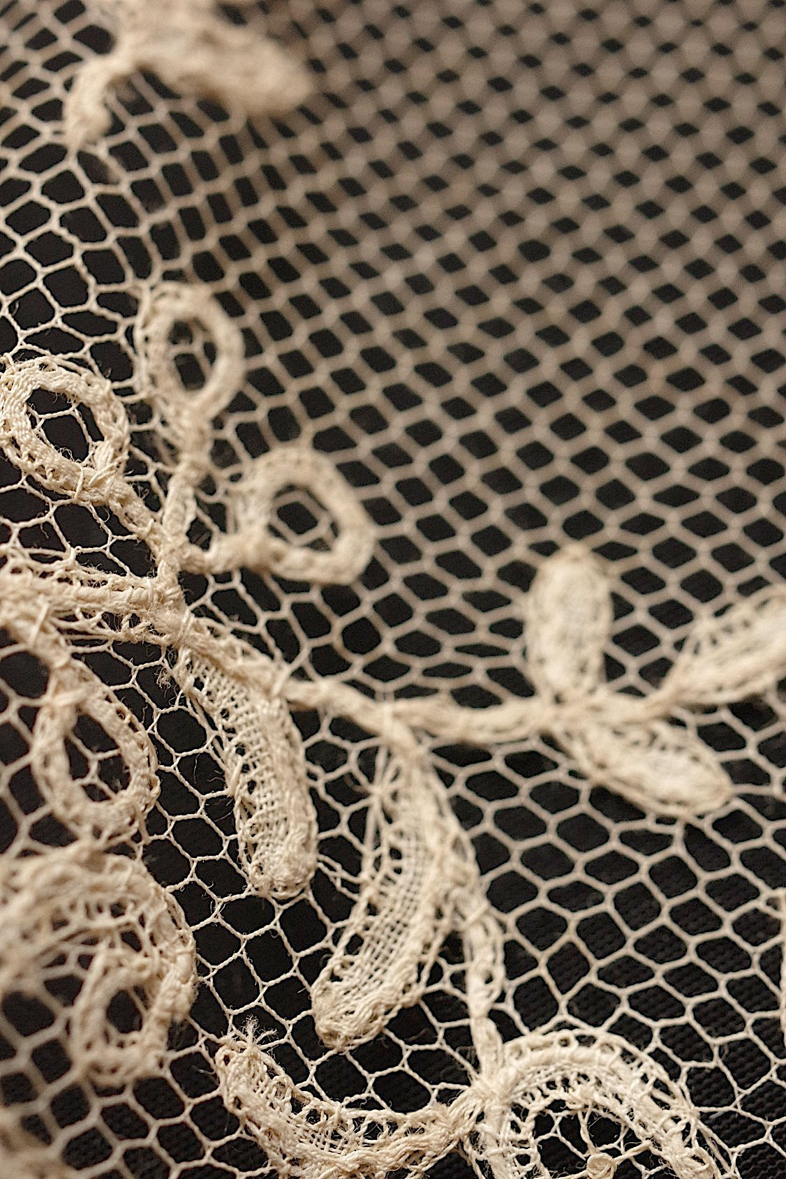 アンティークレースアプリカッションアングレテール/dentelle ancienne/antique lace .FR a l'epoque