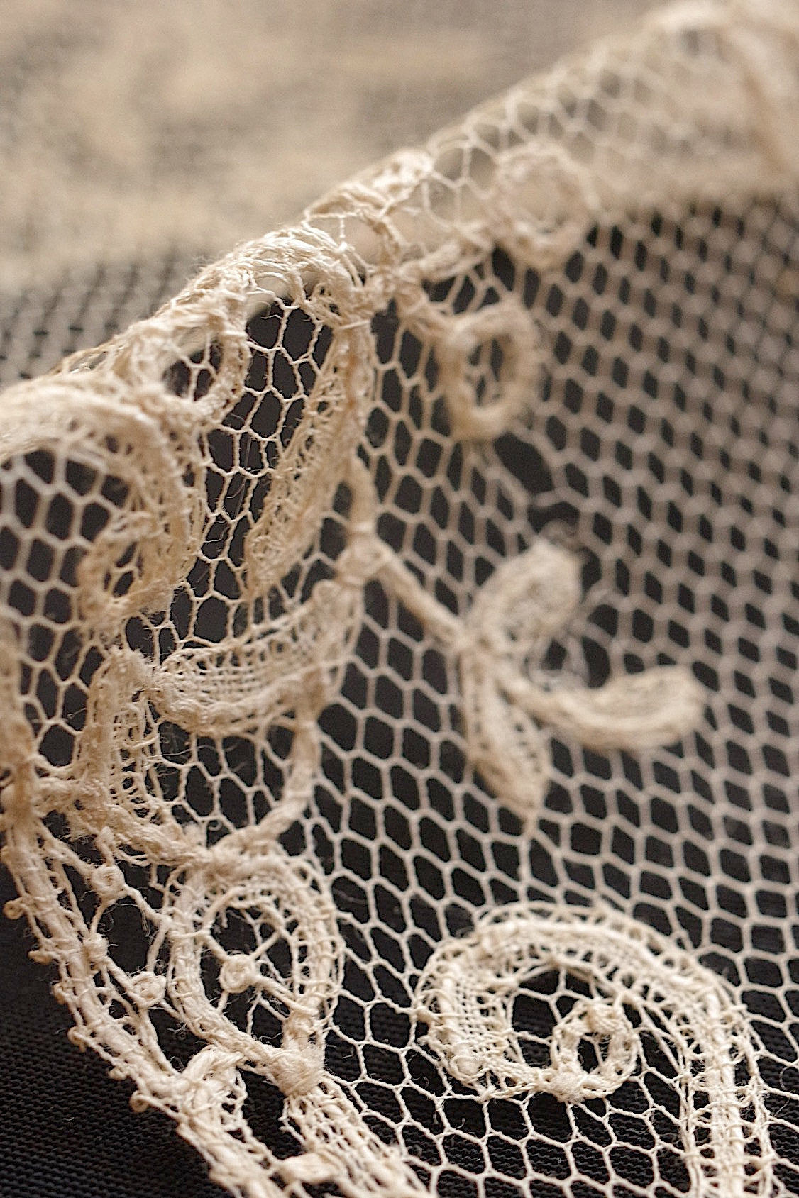 アンティークレースアプリカッションアングレテール/dentelle ancienne/antique lace .FR a l'epoque