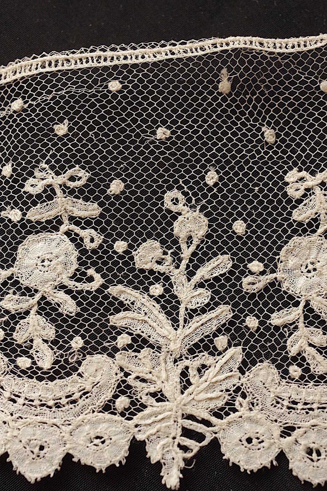 アンティークレースアプリカッションアングレテール/dentelle ancienne/antique lace .FR a l'epoque