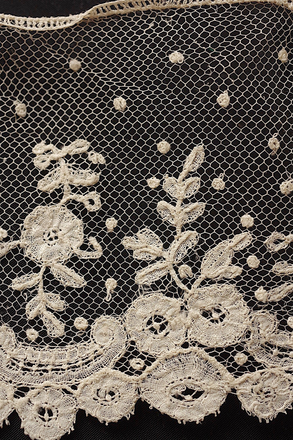 アンティークレースアプリカッションアングレテール/dentelle ancienne/antique lace .FR a l'epoque