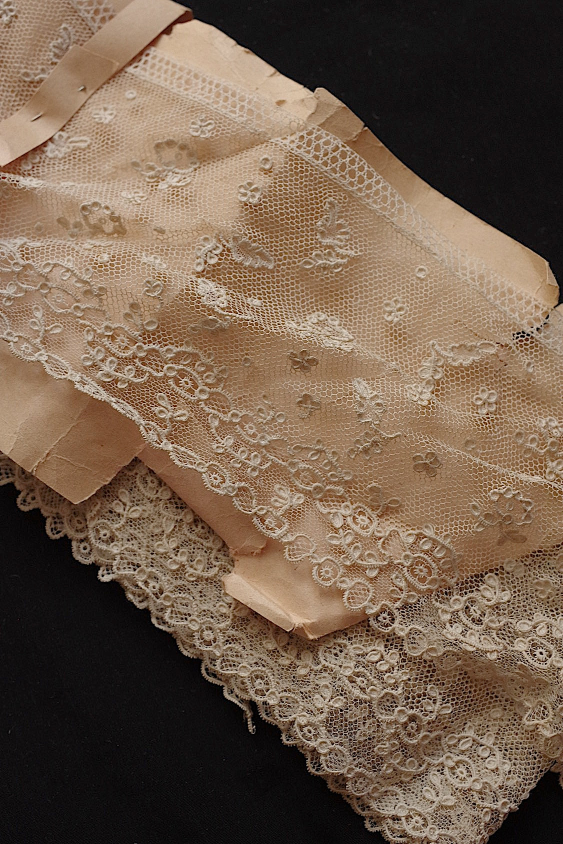 アンティークレースアランソン/dentelle ancienne/antique lace .FR a l'epoque