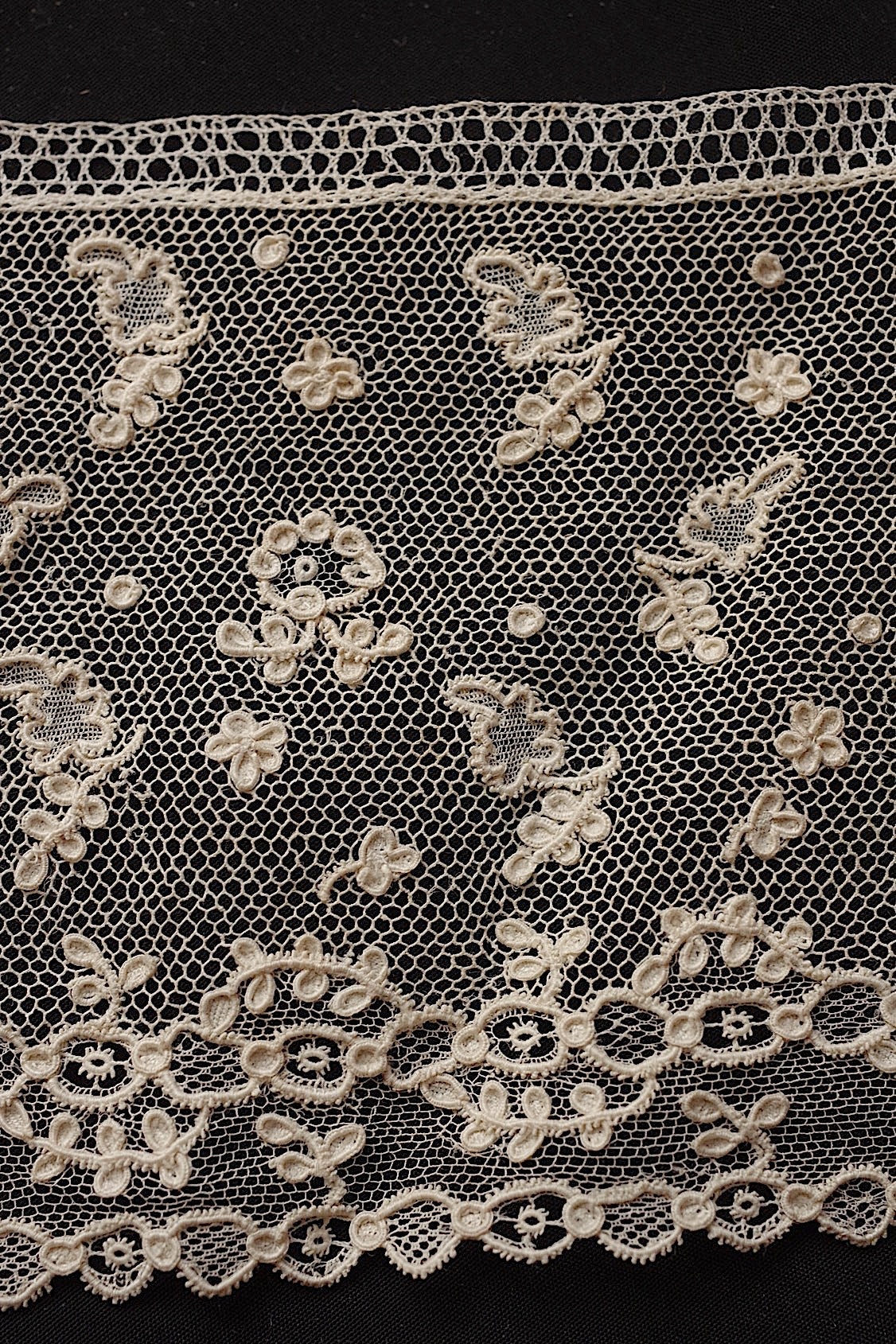 アンティークレースアランソン/dentelle ancienne/antique lace .FR a l'epoque
