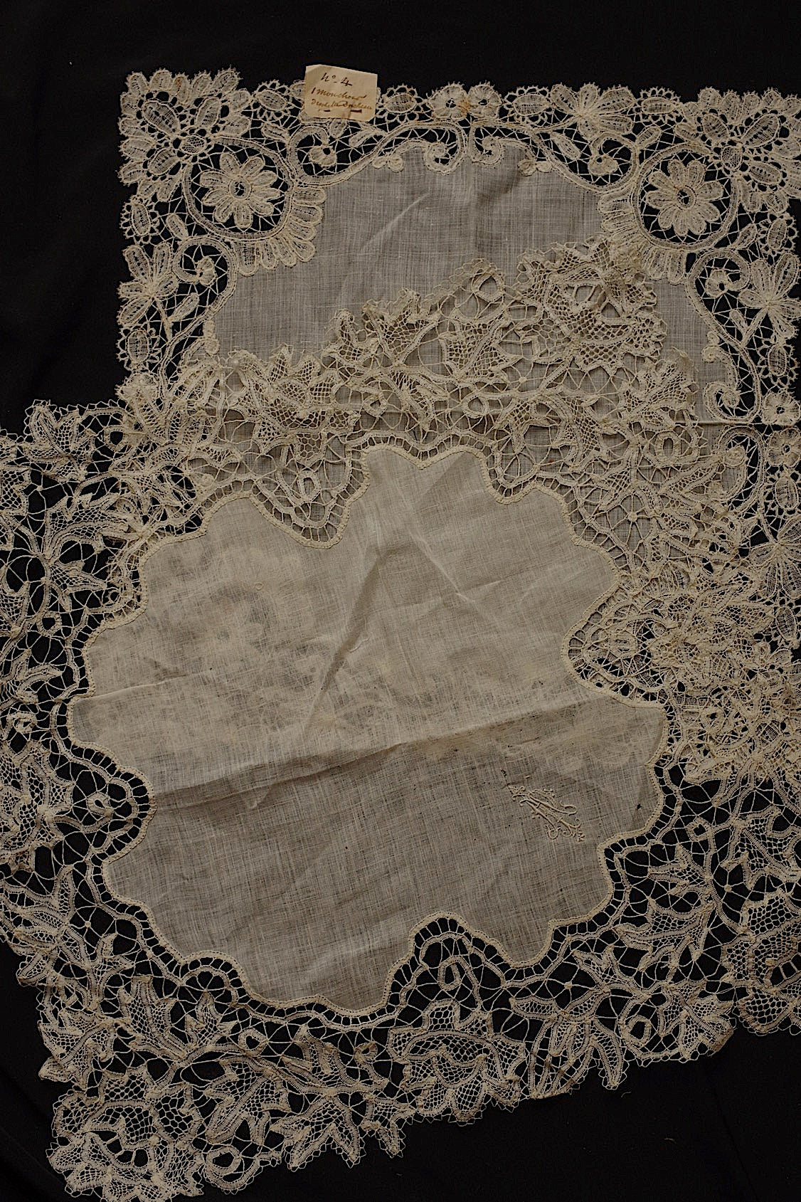 アンティークレースハンカチlot/dentelle ancienne/antique lace .FR a l'epoque