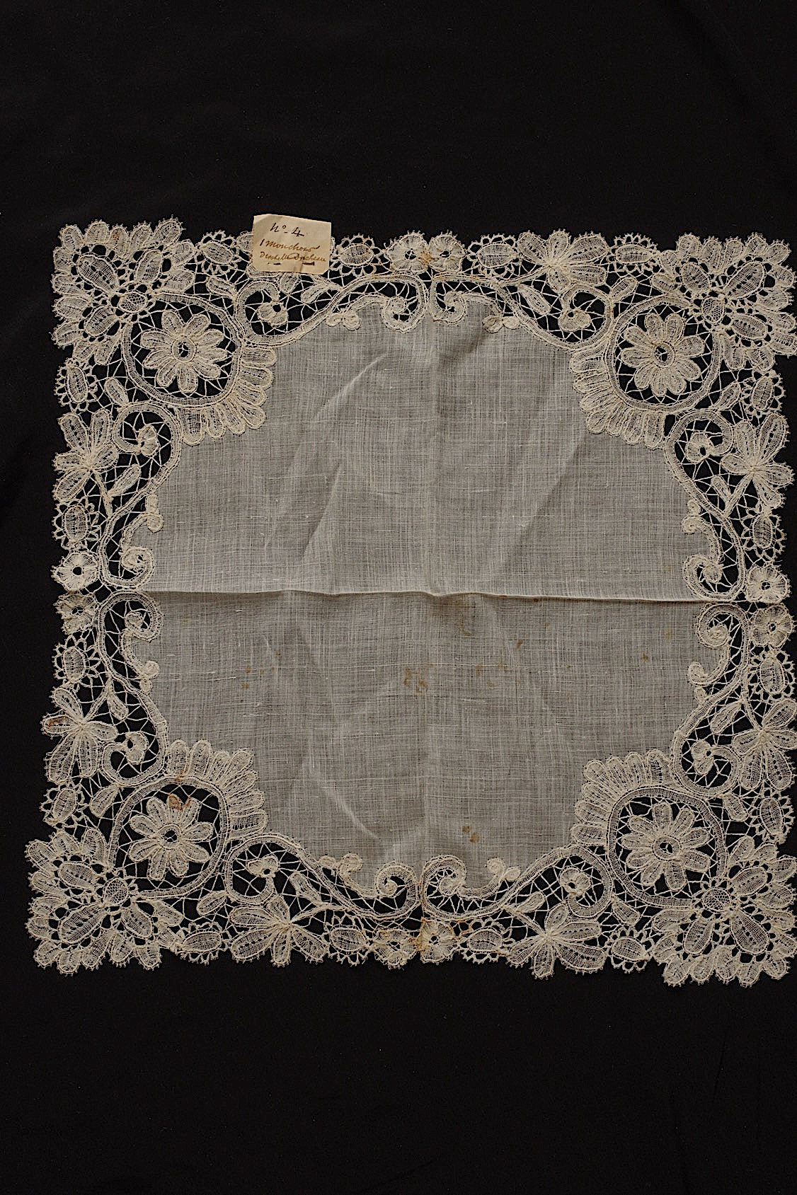 アンティークレースハンカチlot/dentelle ancienne/antique lace .FR a l'epoque