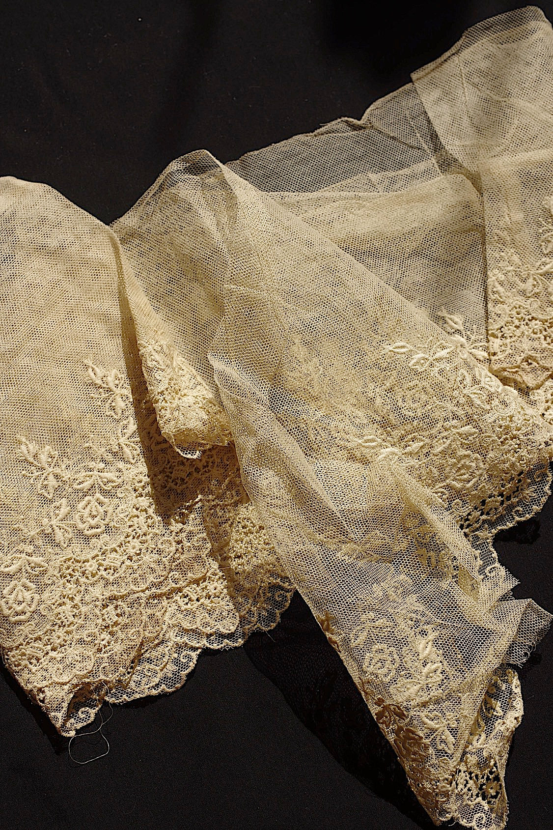 アンティークレース210cm/dentelle ancienne/antique lace .FR a l'epoque
