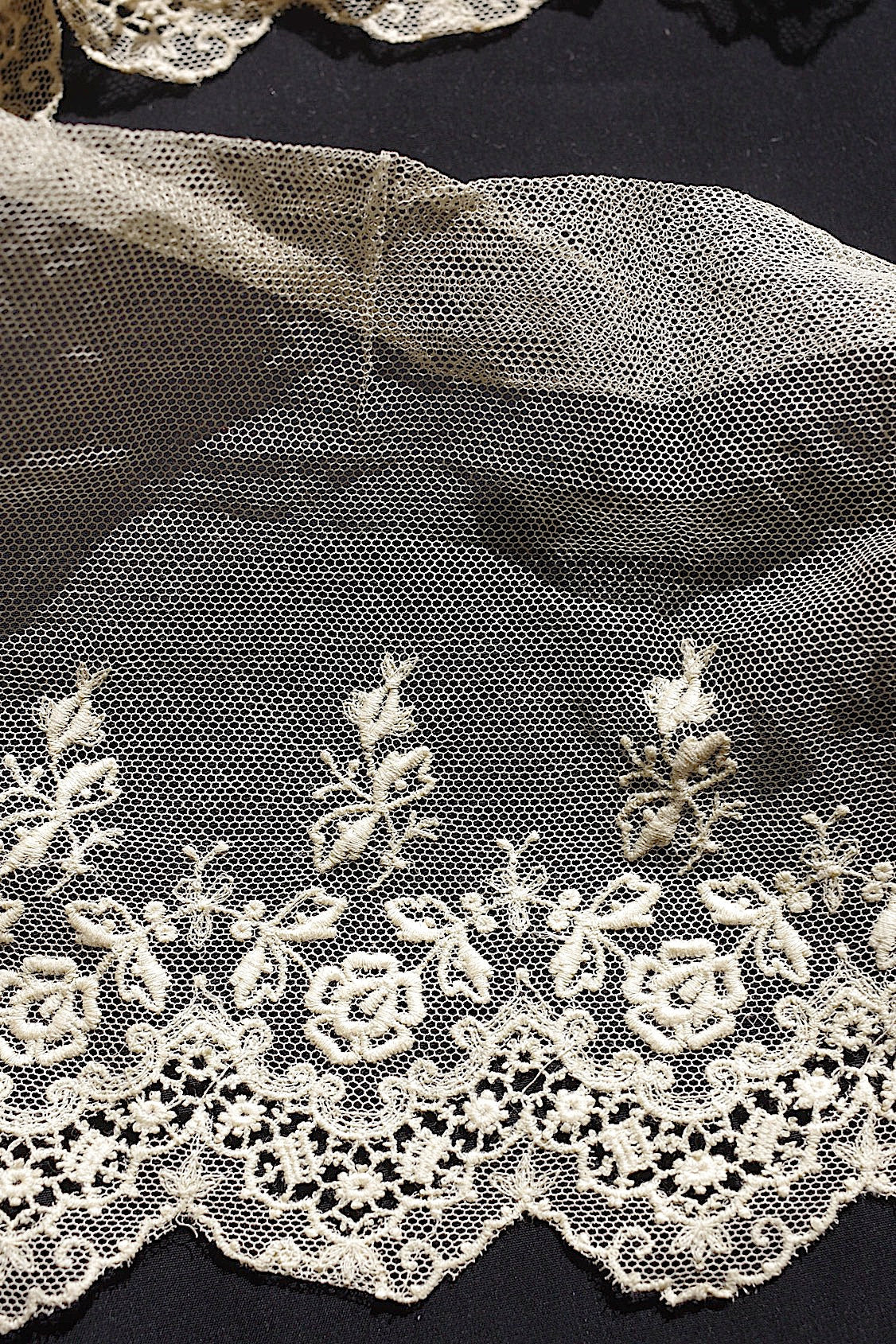 アンティークレース210cm/dentelle ancienne/antique lace .FR a l'epoque